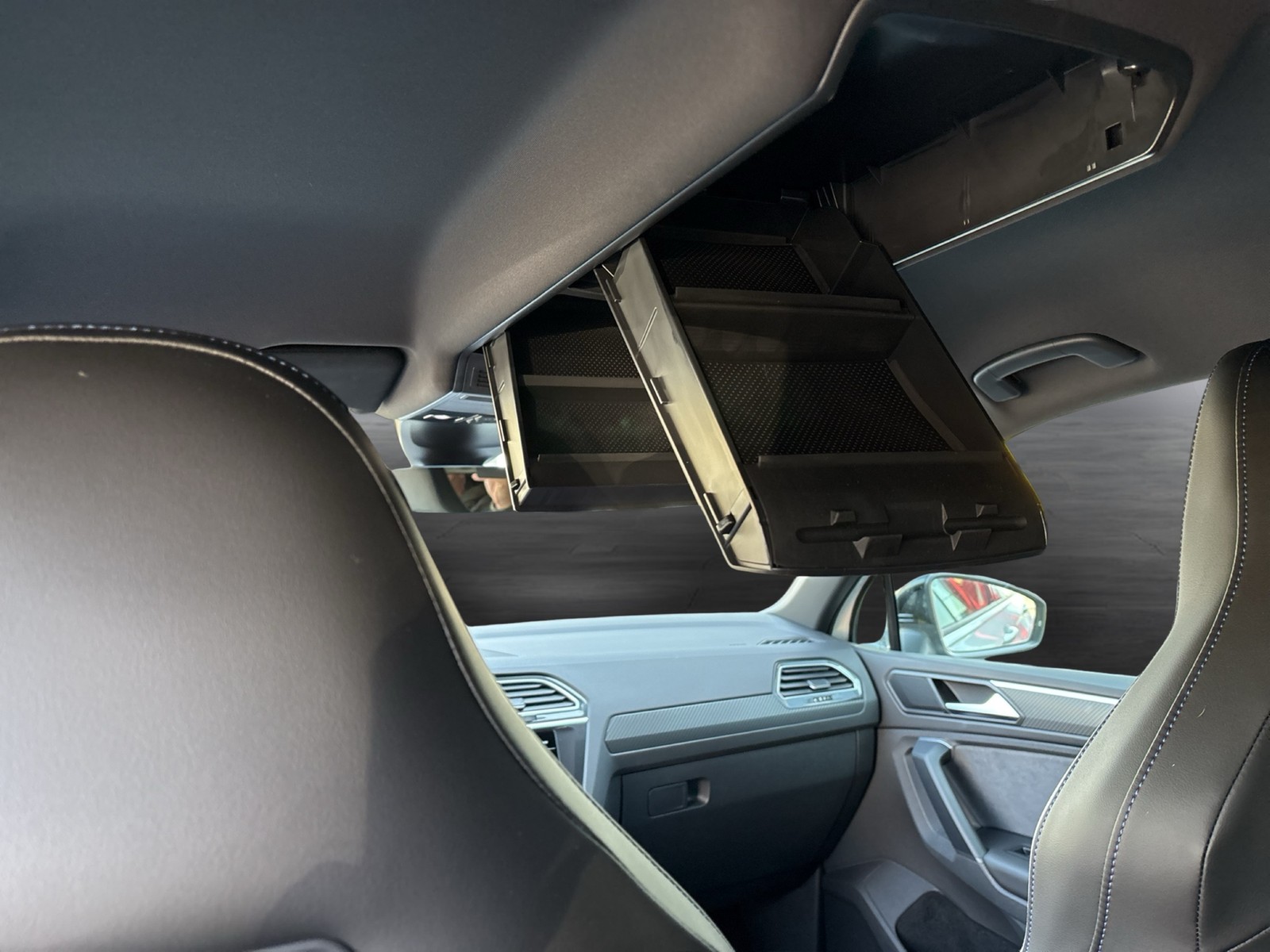 Volkswagen Tiguan 2.0 R BLACK STYLE 4X4 AHK CAM ACC LM20