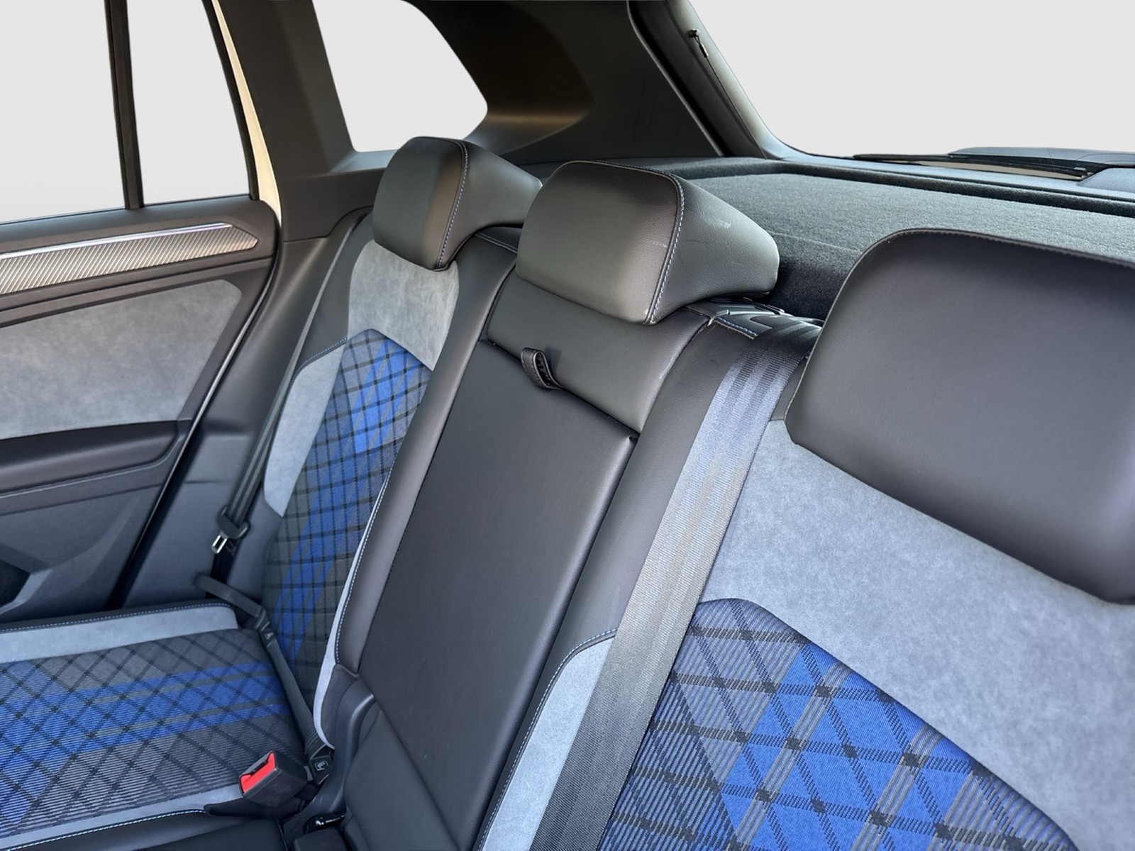 Volkswagen Tiguan 2.0 R BLACK STYLE 4X4 AHK CAM ACC LM20