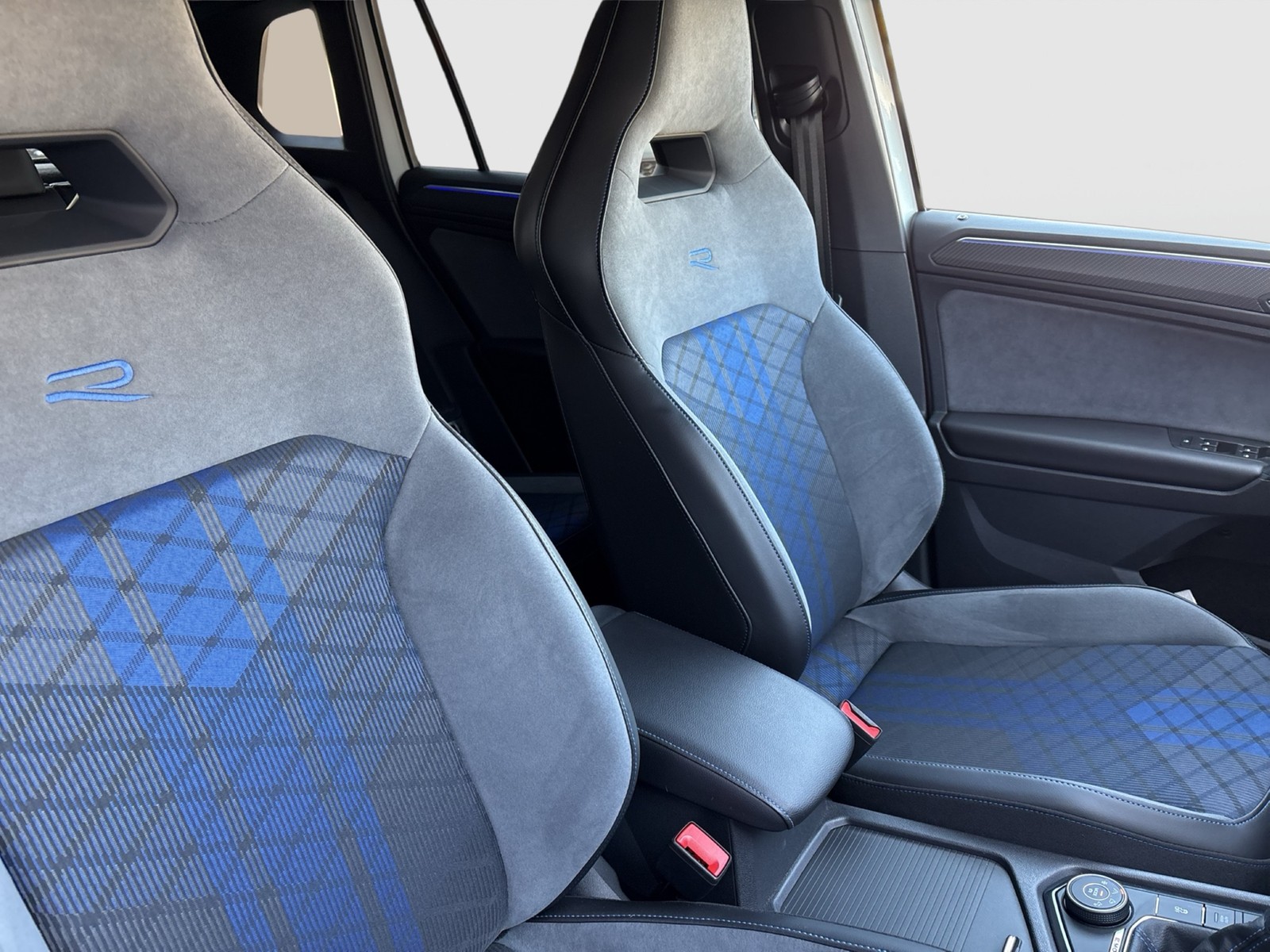 Volkswagen Tiguan 2.0 R BLACK STYLE 4X4 AHK CAM ACC LM20