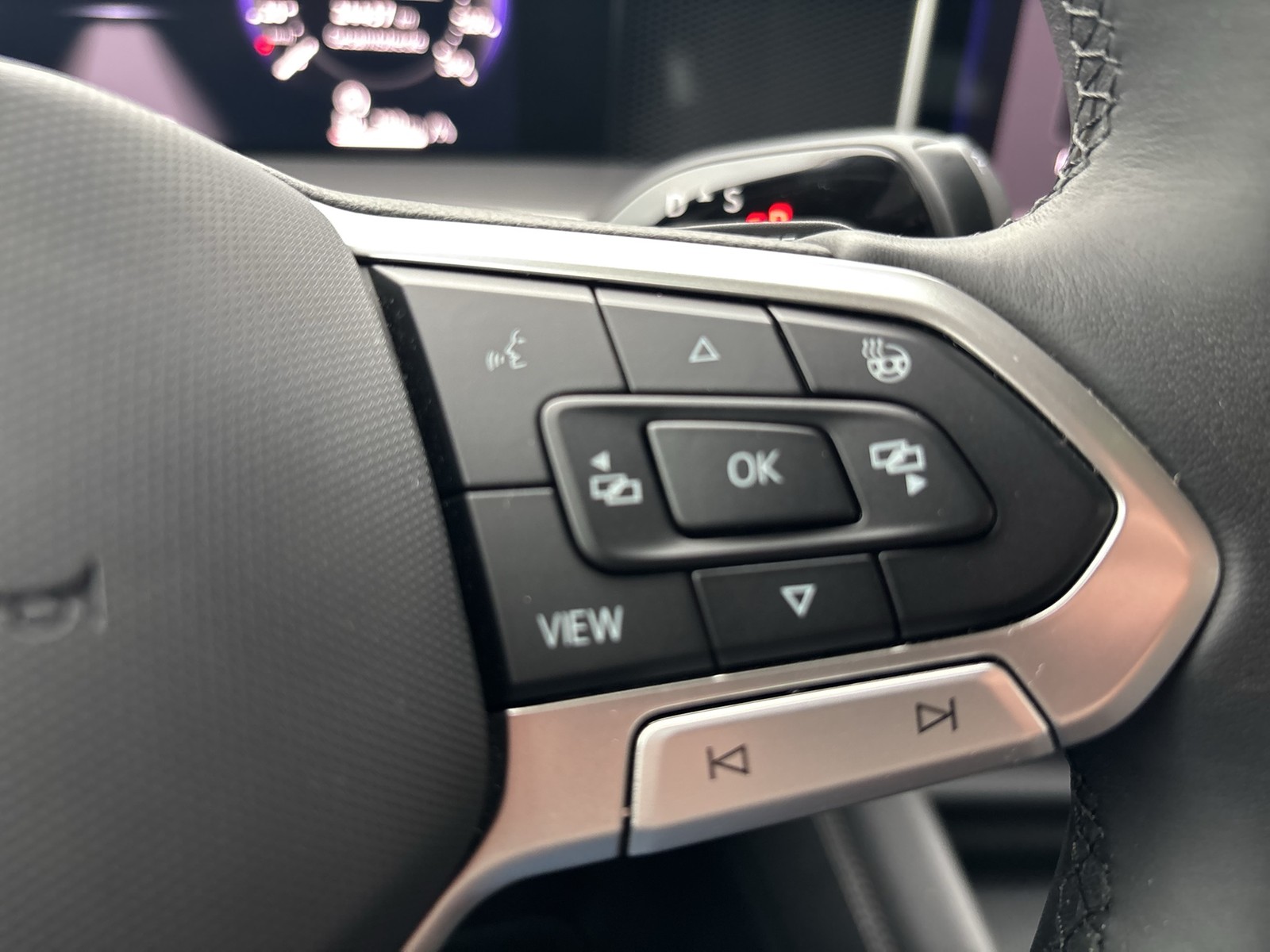 Volkswagen Tayron 1.5 eTSI LIFE 7SITZE AHK 360CAM LM18 NAVI