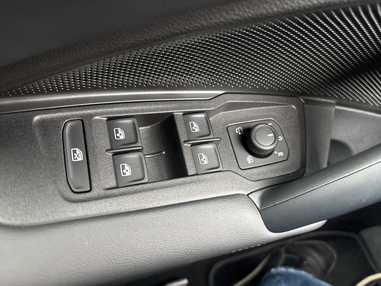 Volkswagen Tayron 1.5 eTSI LIFE 7SITZE AHK 360CAM LM18 NAVI