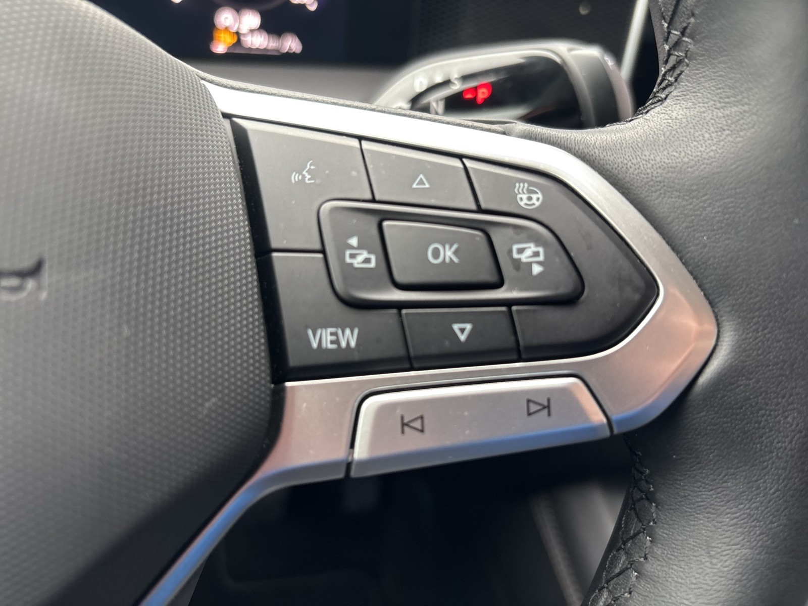 Volkswagen Tayron 1.5 eTSI LIFE 7SITZE AHK 360CAM LM18 NAVI