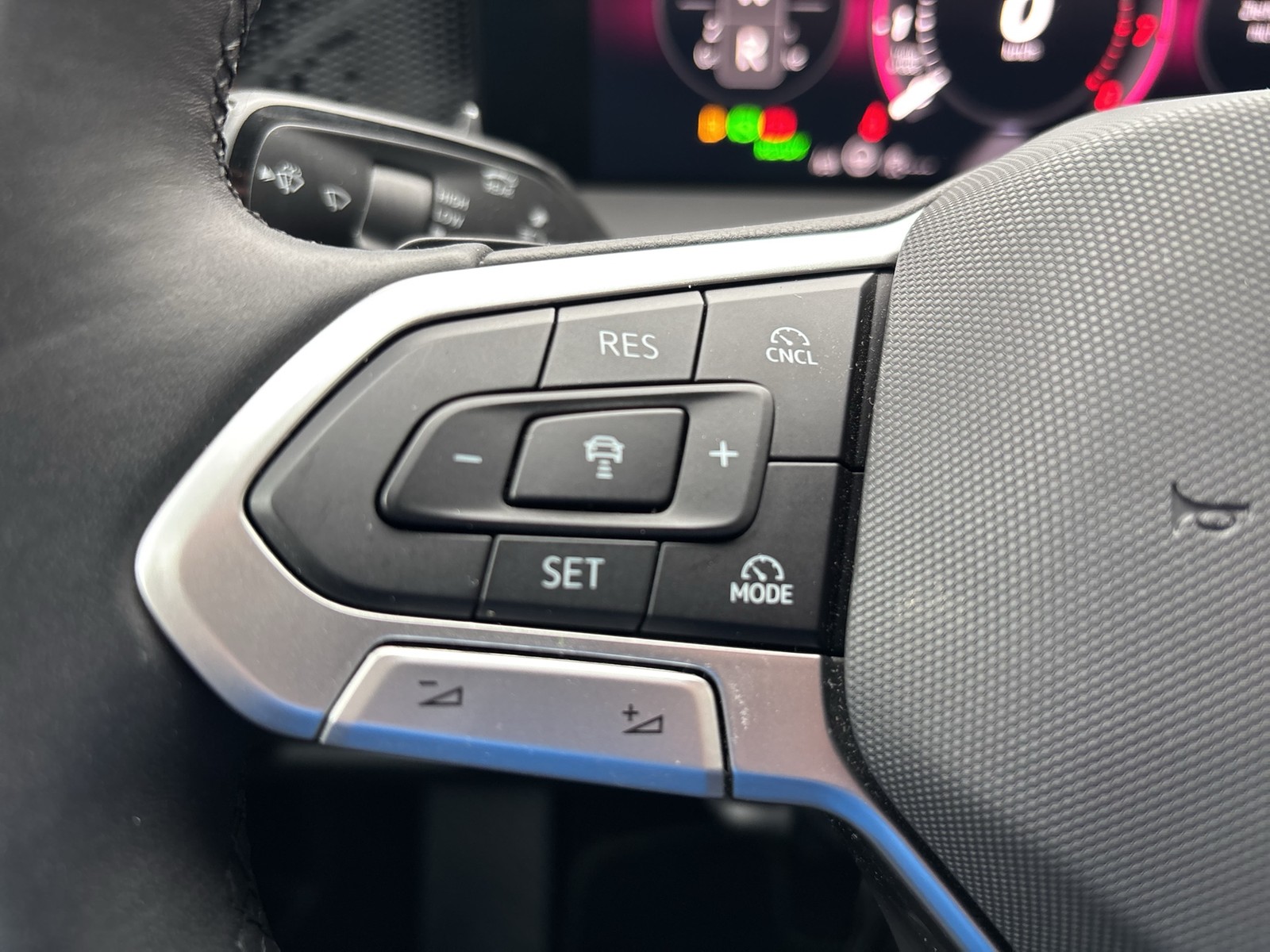 Volkswagen Tayron 1.5 eTSI LIFE 7SITZE AHK 360CAM LM18 NAVI