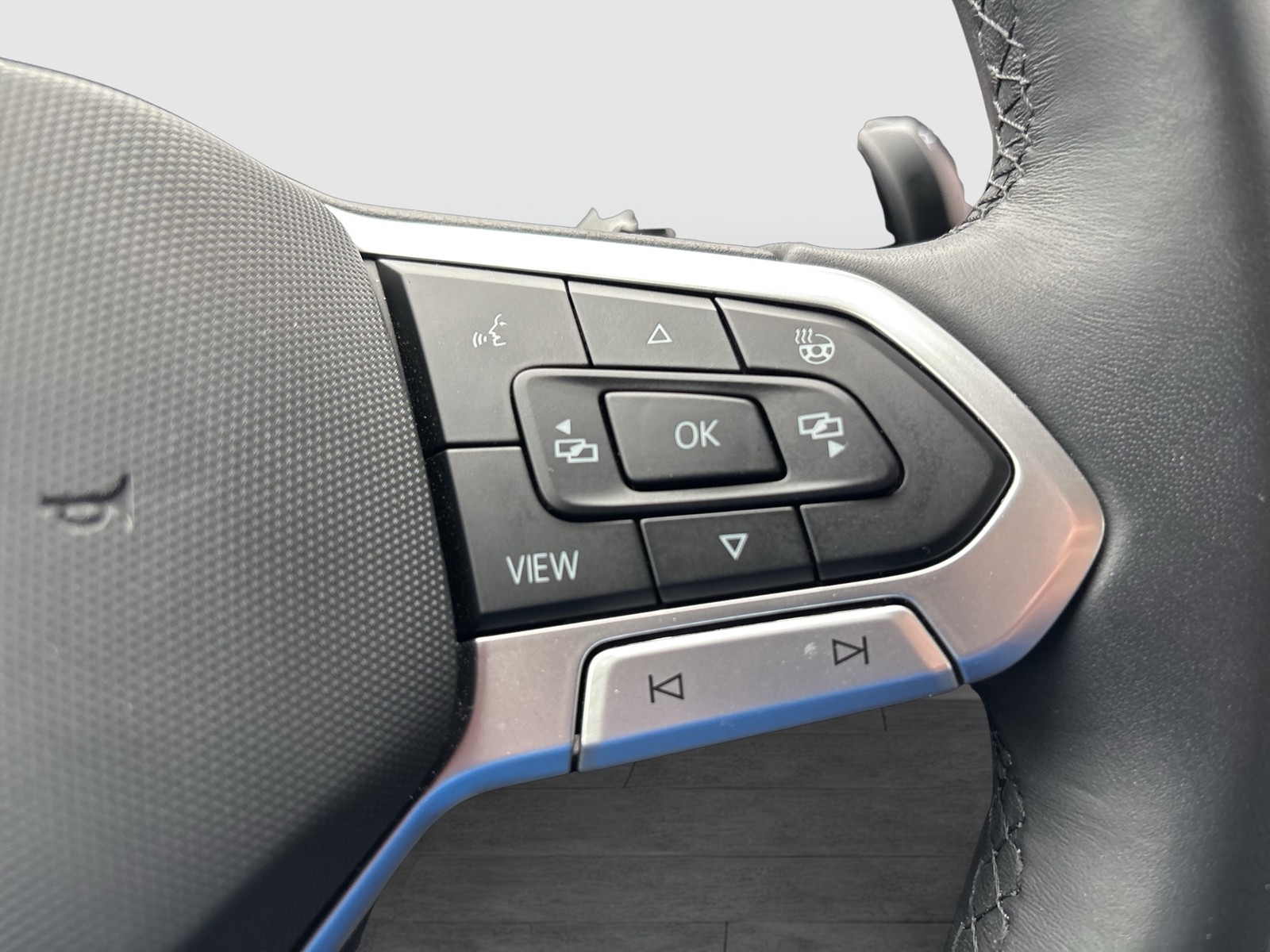 Volkswagen Tayron 1.5 eTSI LIFE 7SITZE AHK 360CAM LM18 NAVI