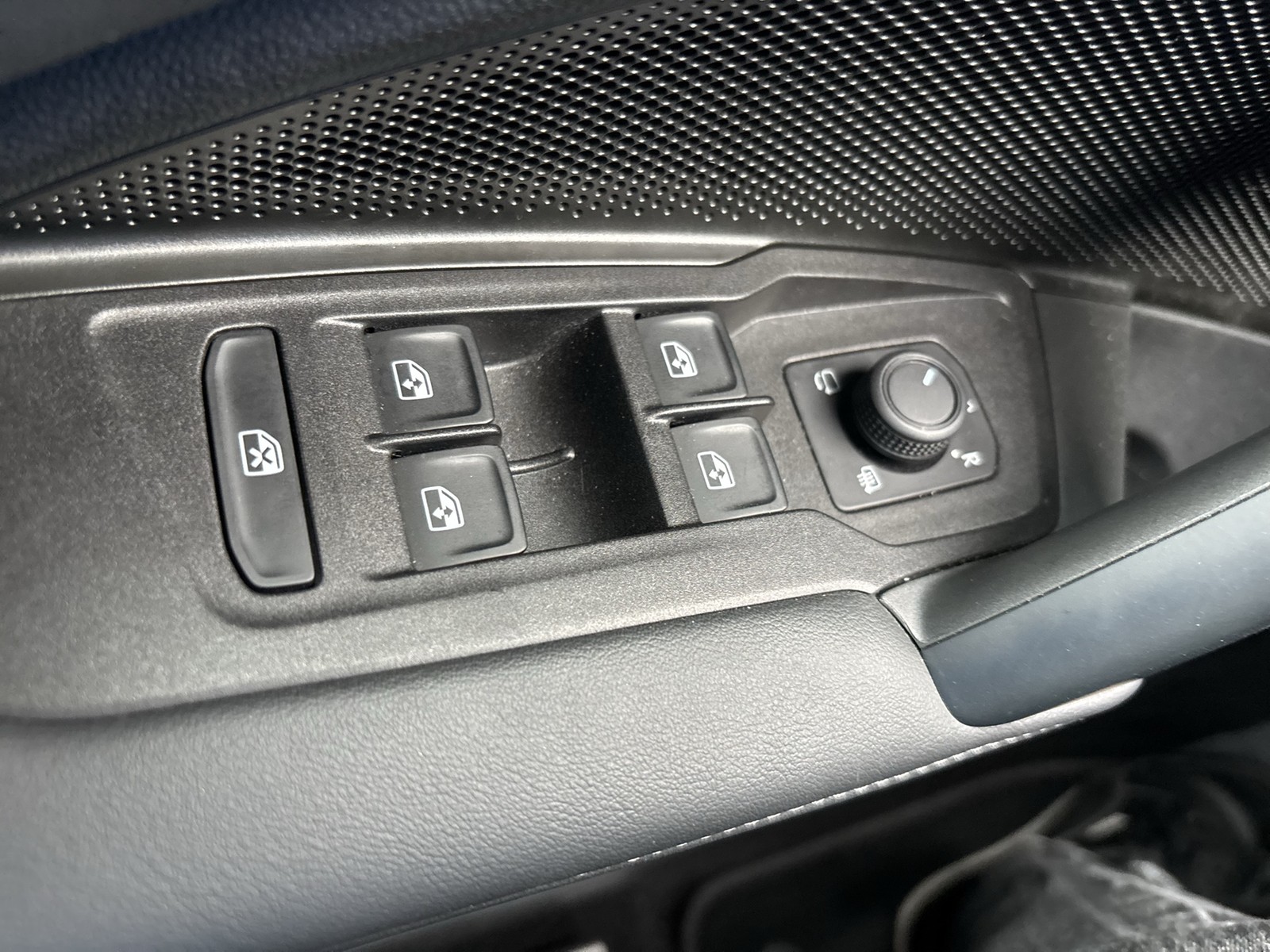 Volkswagen Tayron 1.5 eTSI LIFE 7SITZE AHK 360CAM LM18 NAVI