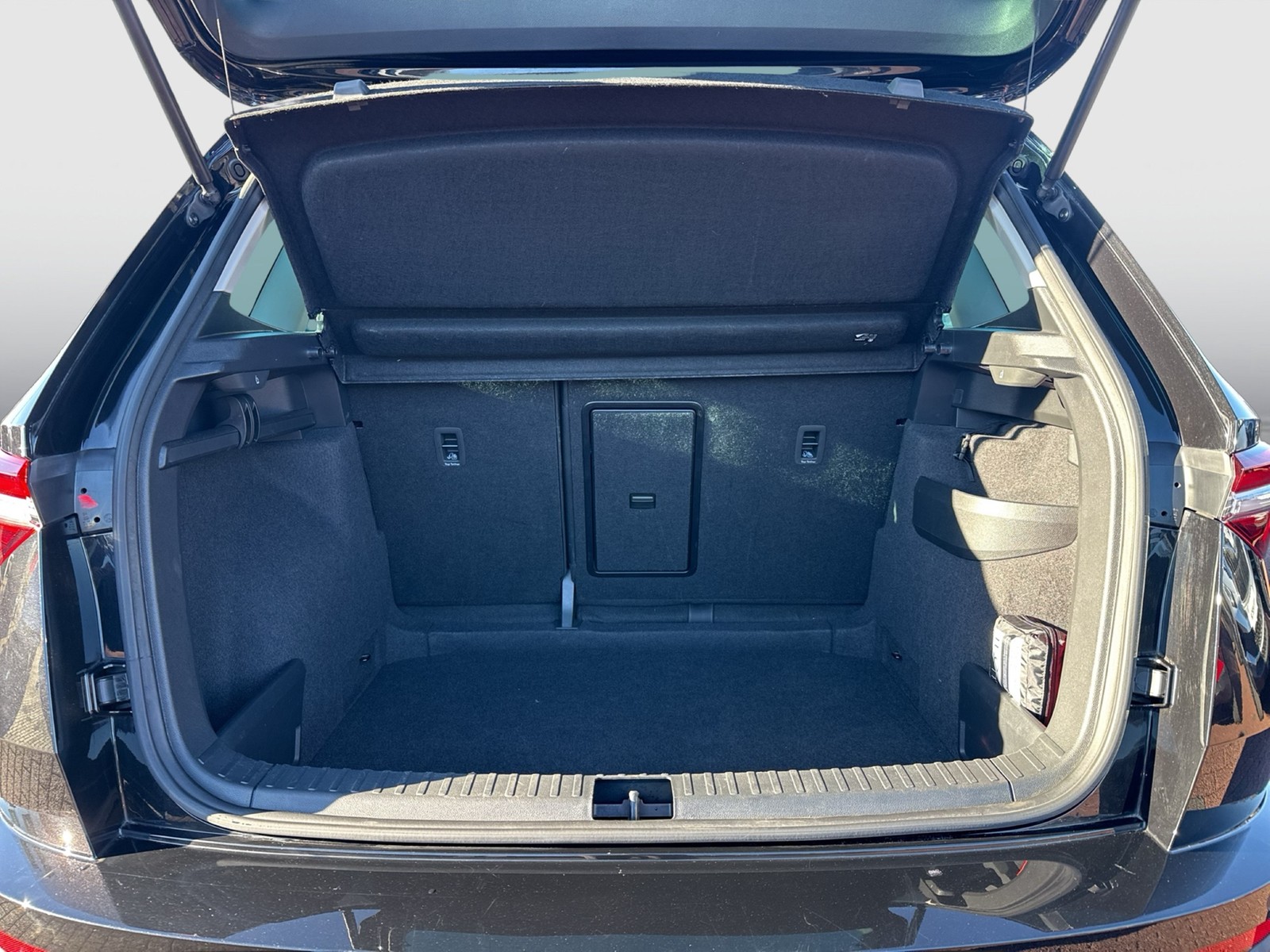 Skoda Karoq 1.0 TOUR AHK KAMERA NAVI ALU CARPLAY SITZHZ.