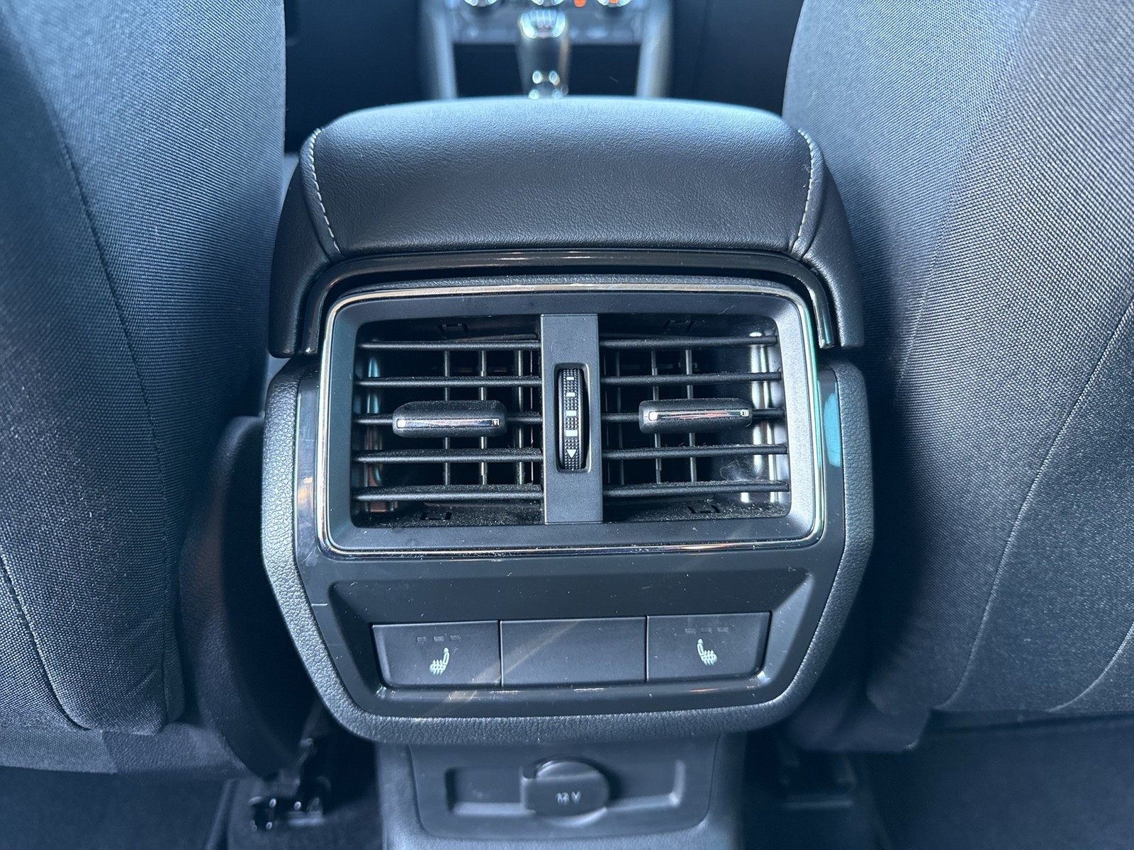 Skoda Karoq 1.0 TOUR AHK KAMERA NAVI ALU CARPLAY SITZHZ.