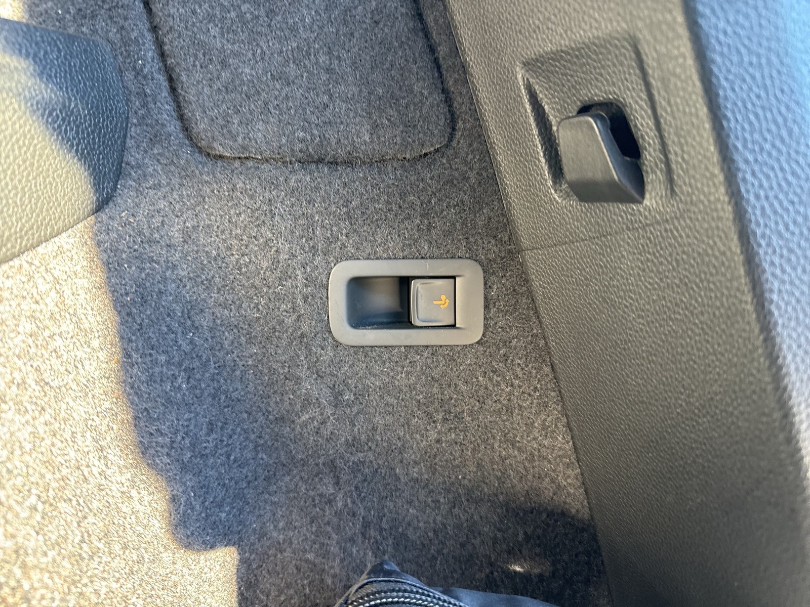 Skoda Karoq 1.0 TOUR AHK KAMERA NAVI ALU CARPLAY SITZHZ.