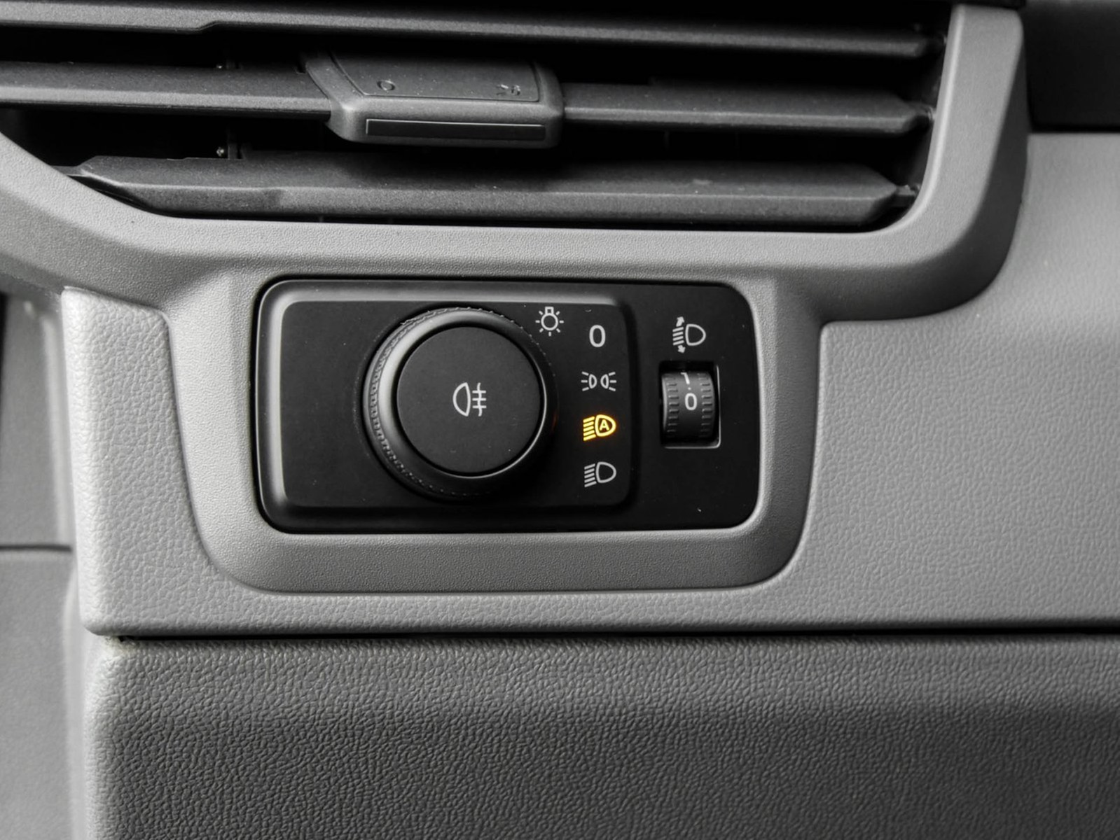 Volkswagen T7 Transporter KR 2,0 l TDI KASTEN NAVI CAM AHK-VORB. KLIMA