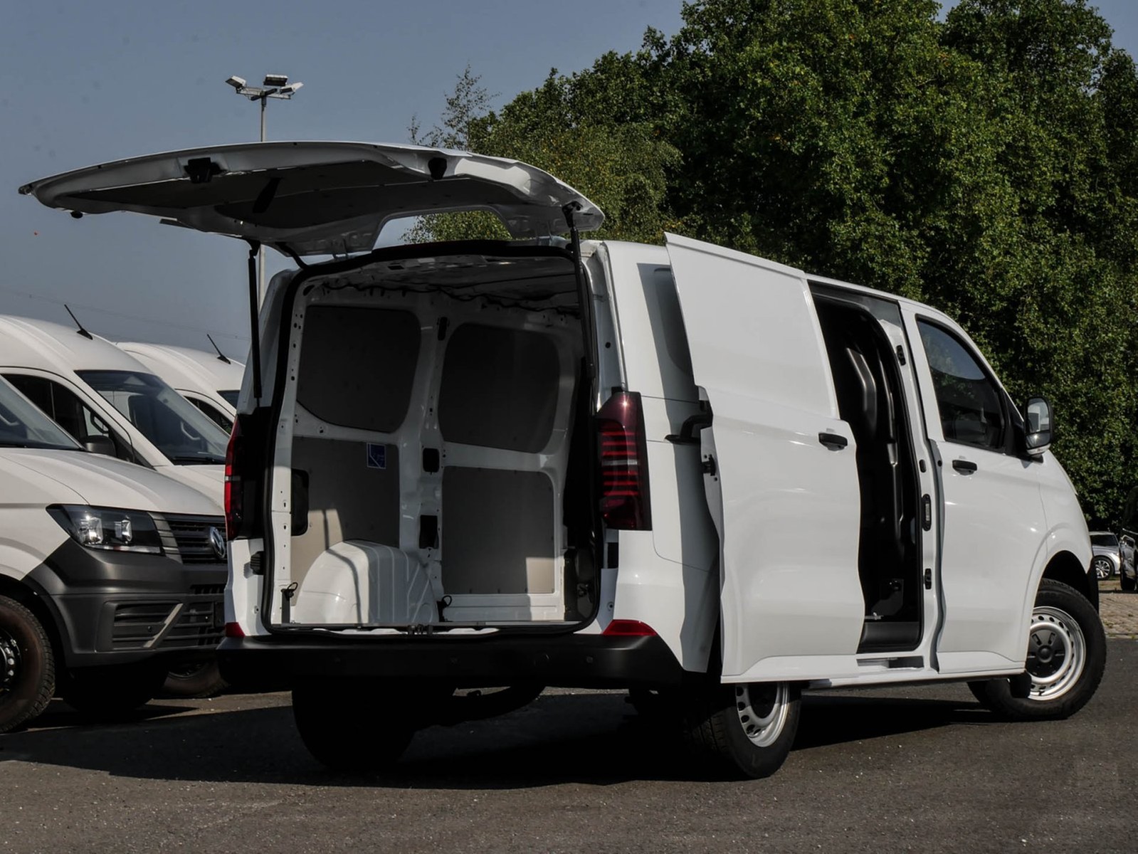 Volkswagen T7 Transporter KR 2,0 l TDI KASTEN NAVI CAM AHK-VORB. KLIMA