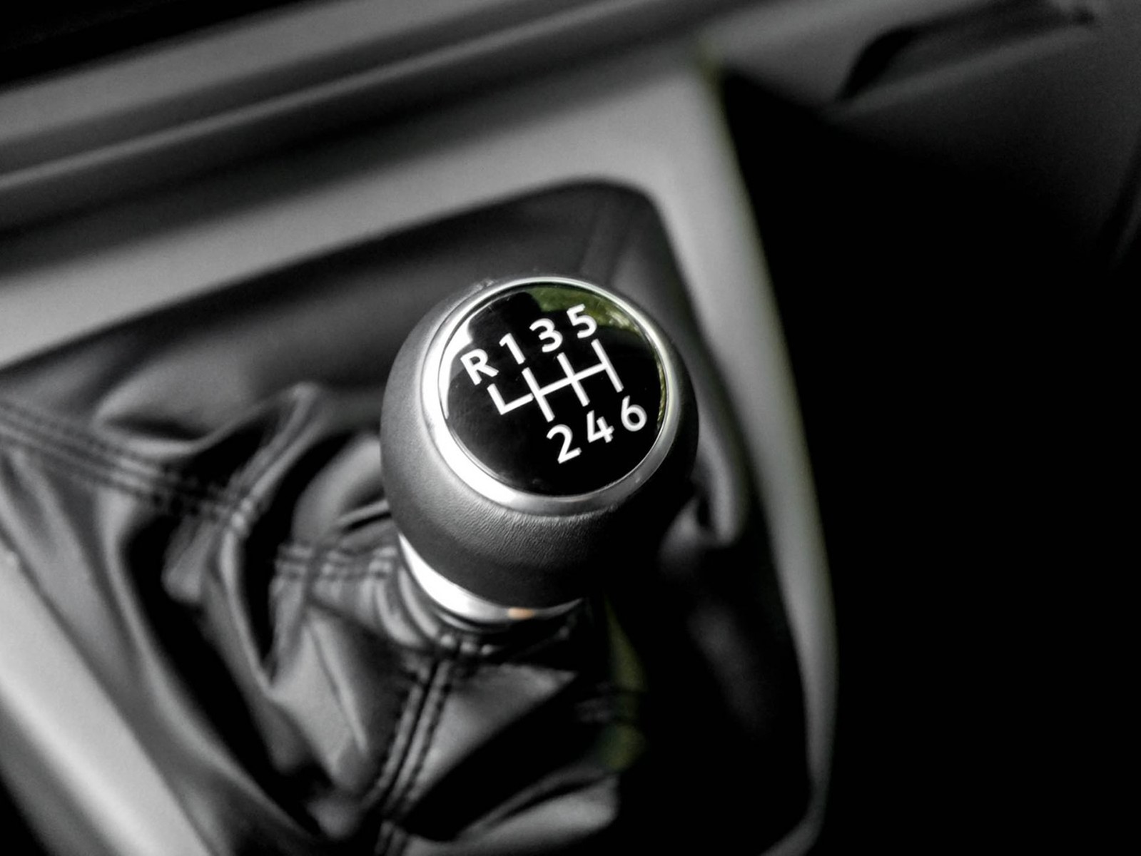 Volkswagen T7 Transporter KR 2,0 l TDI KASTEN NAVI CAM AHK-VORB. KLIMA