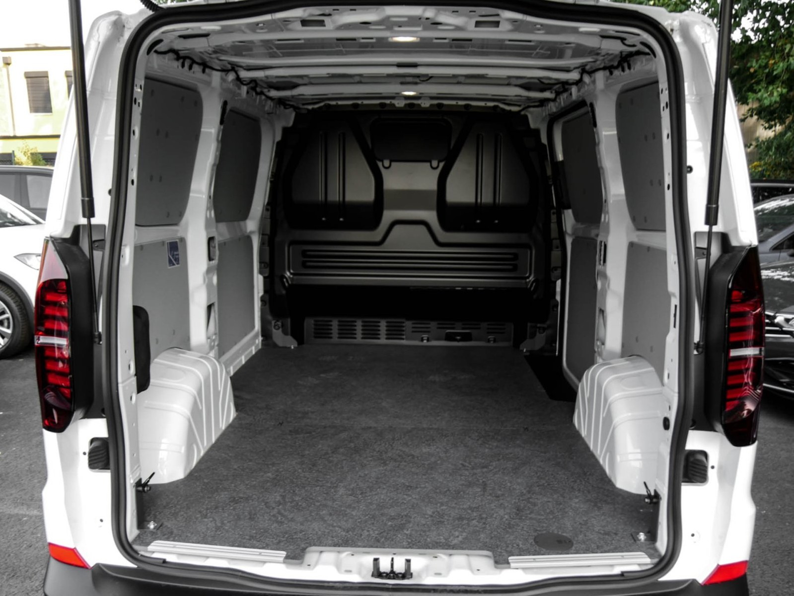 Volkswagen T7 Transporter KR 2,0 TDI KASTEN NAVI CAM AHK-VORB.