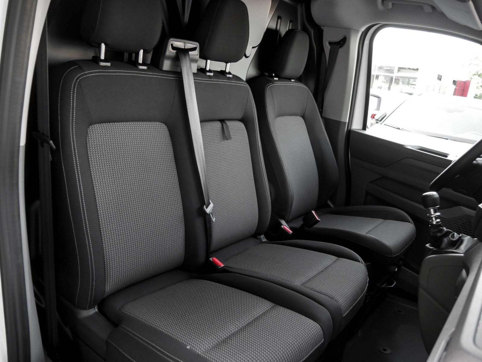 Volkswagen T7 Transporter KR 2,0 TDI KASTEN NAVI CAM AHK-VORB.