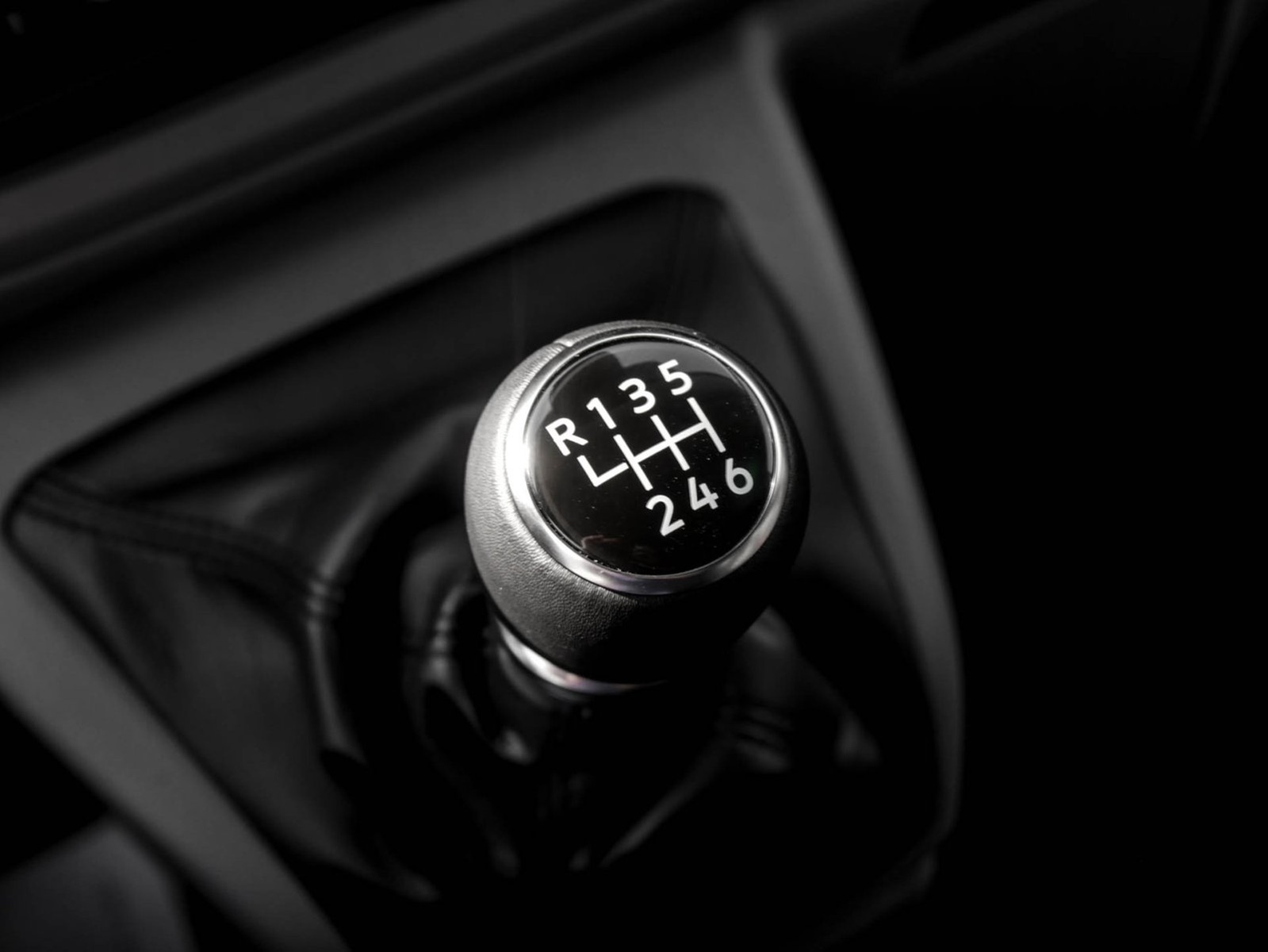 Volkswagen T7 Transporter KR 2,0 TDI KASTEN NAVI CAM AHK-VORB.