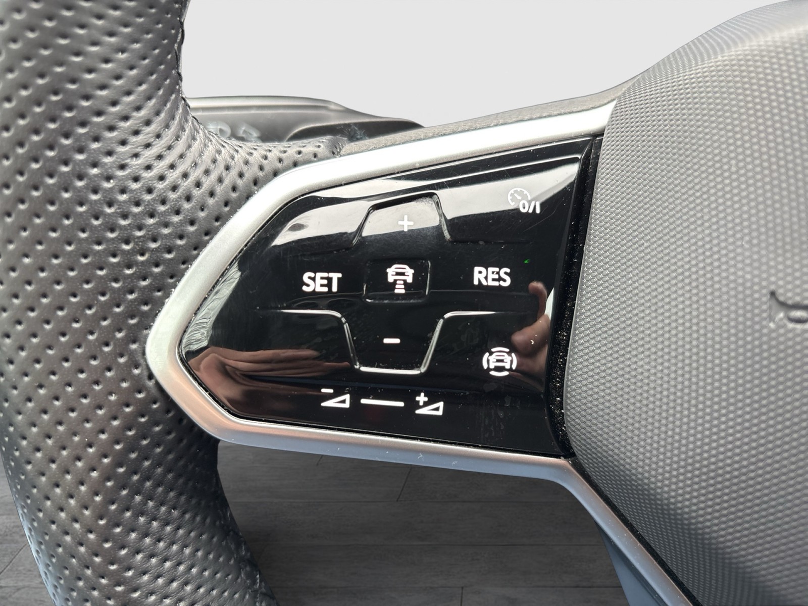 Volkswagen Golf VIII 1.5 eTSI R-LINE HARMAN KARDON CAM LM18