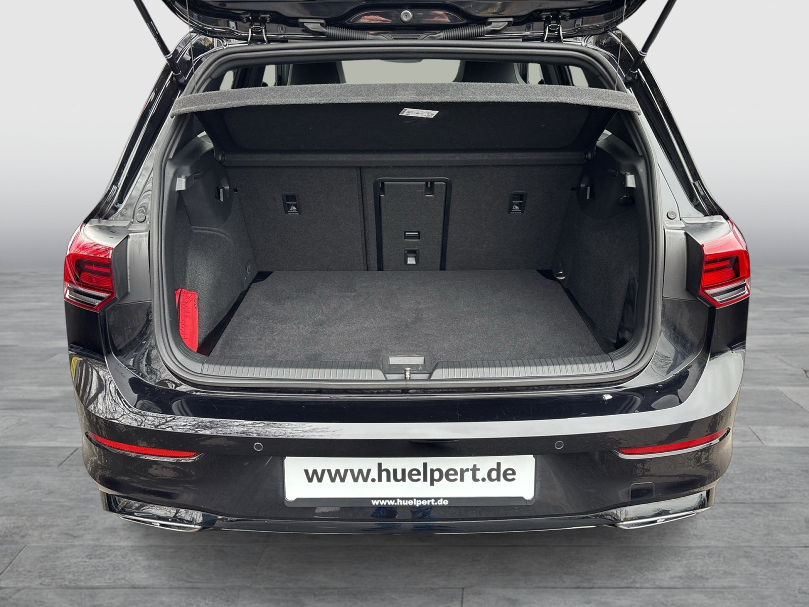 Volkswagen Golf VIII 1.5 eTSI R-LINE HARMAN KARDON CAM LM18