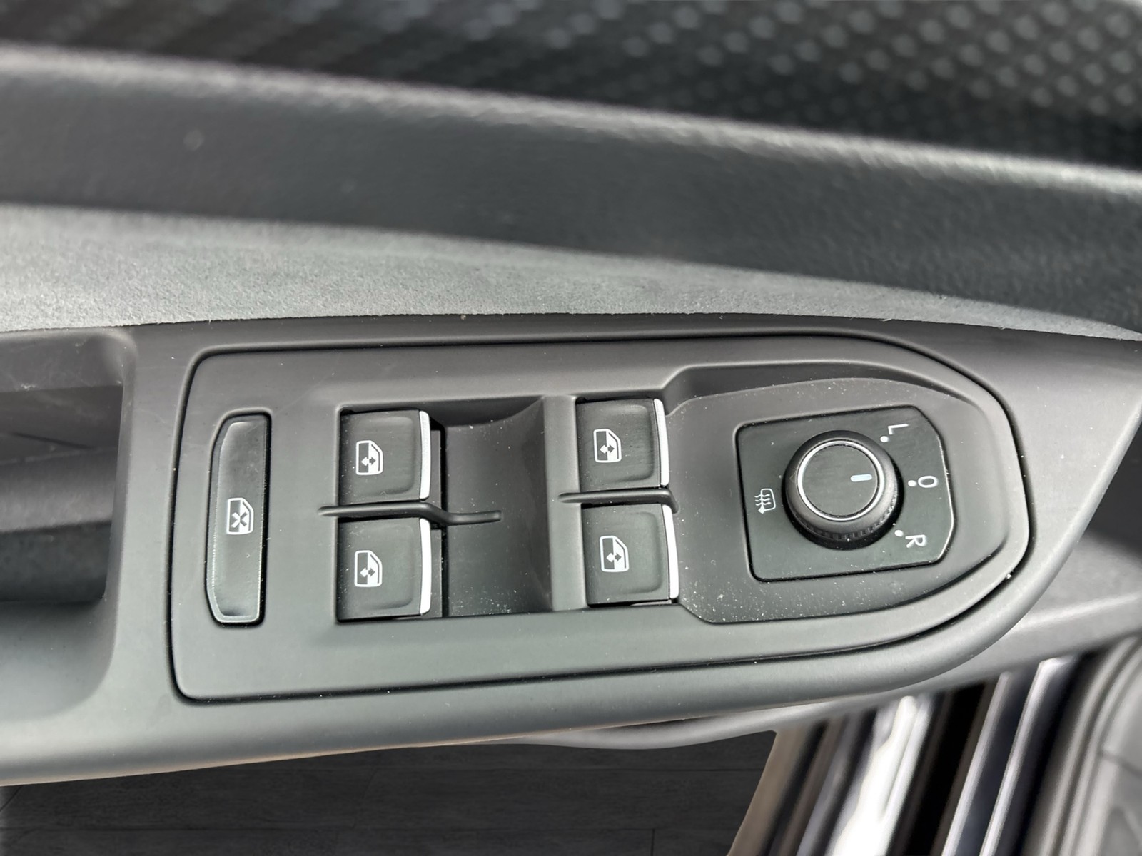 Volkswagen Golf VIII 1.5 eTSI R-LINE HARMAN KARDON CAM LM18