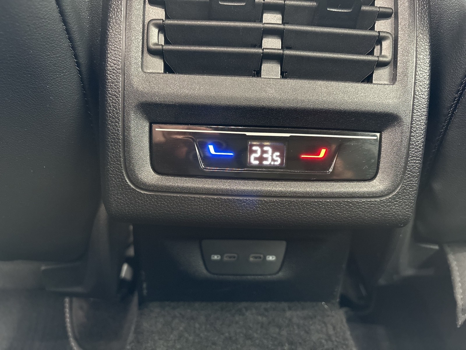 Volkswagen Golf VIII 1.5 eTSI R-LINE HARMAN KARDON CAM LM18