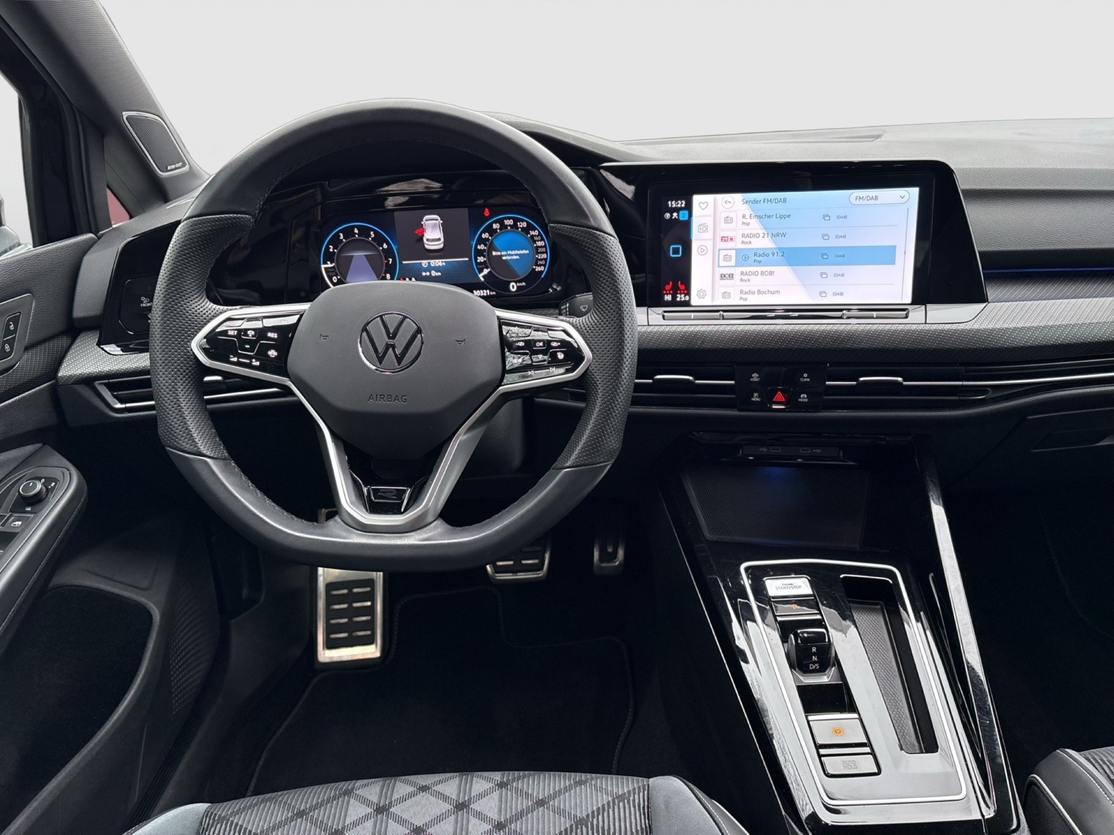 Volkswagen Golf VIII 1.5 eTSI R-LINE HARMAN KARDON CAM LM18