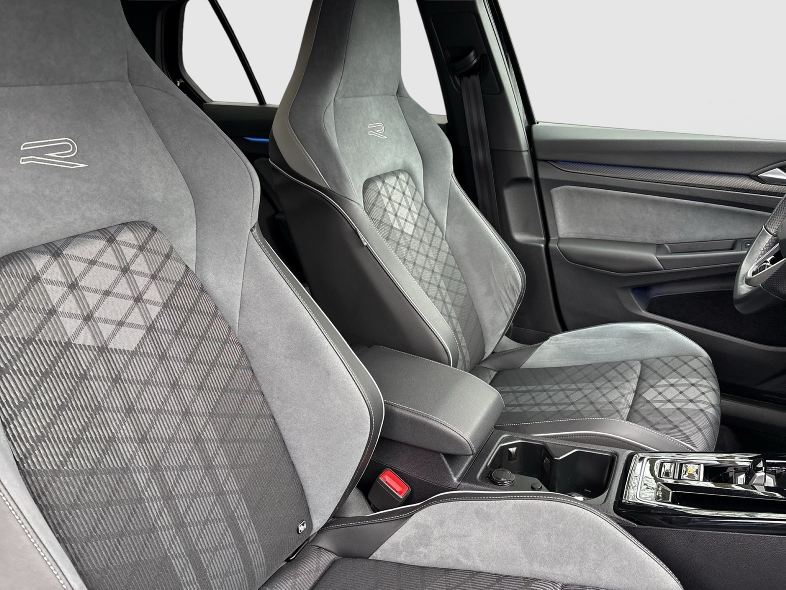 Volkswagen Golf VIII 1.5 eTSI R-LINE HARMAN KARDON CAM LM18