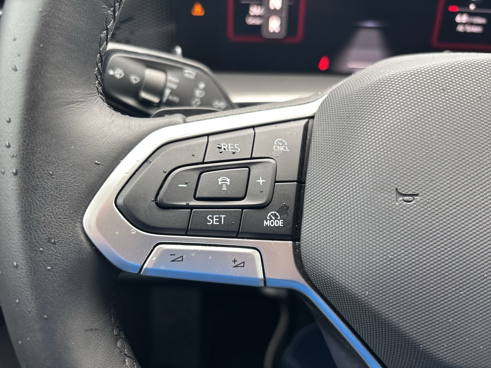 Volkswagen Tayron 2.0 LIFE 4X4 7SITZE AHK 360°CAM ACC LM18