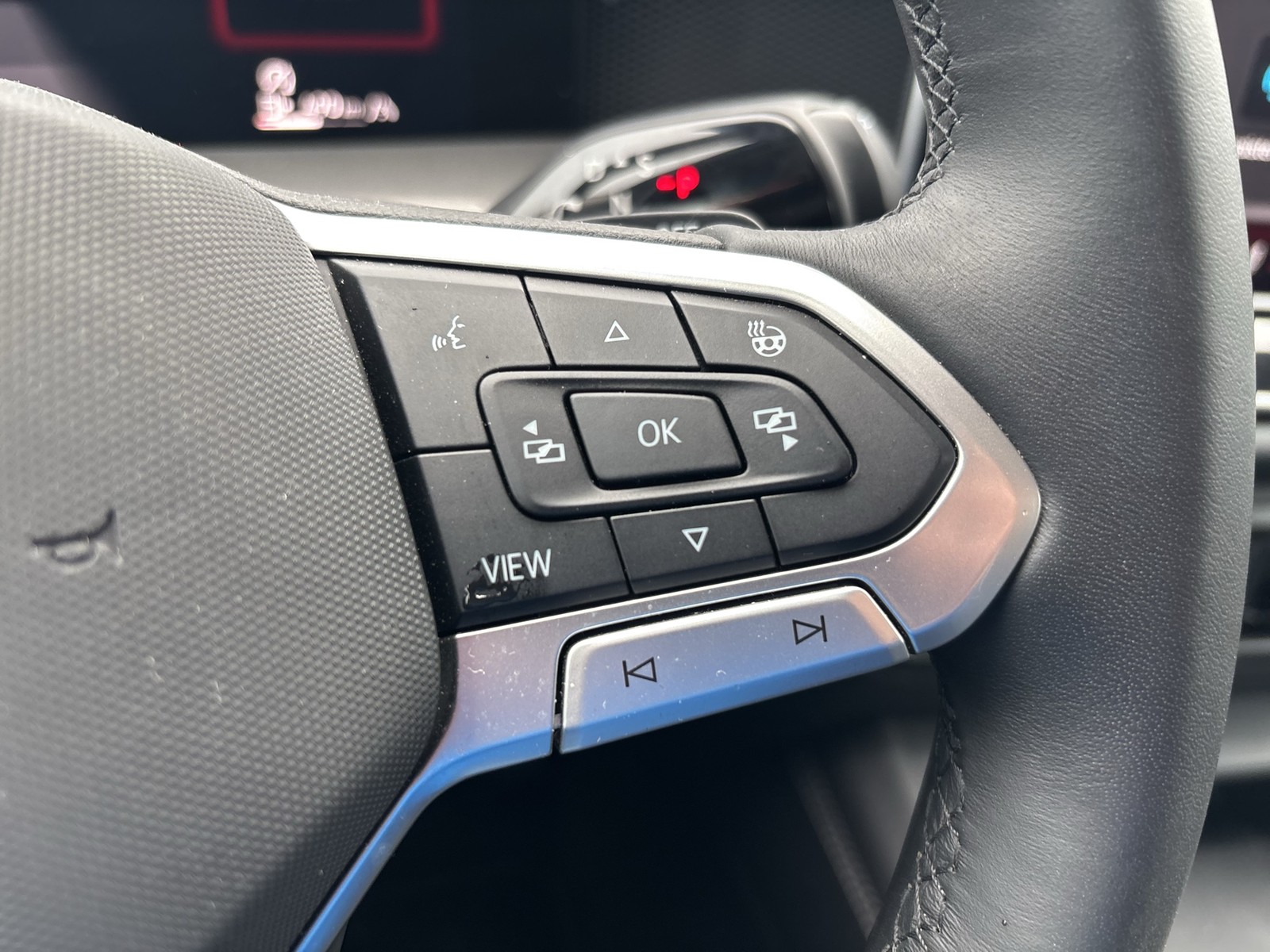 Volkswagen Tayron 2.0 LIFE 4X4 7SITZE AHK 360°CAM ACC LM18