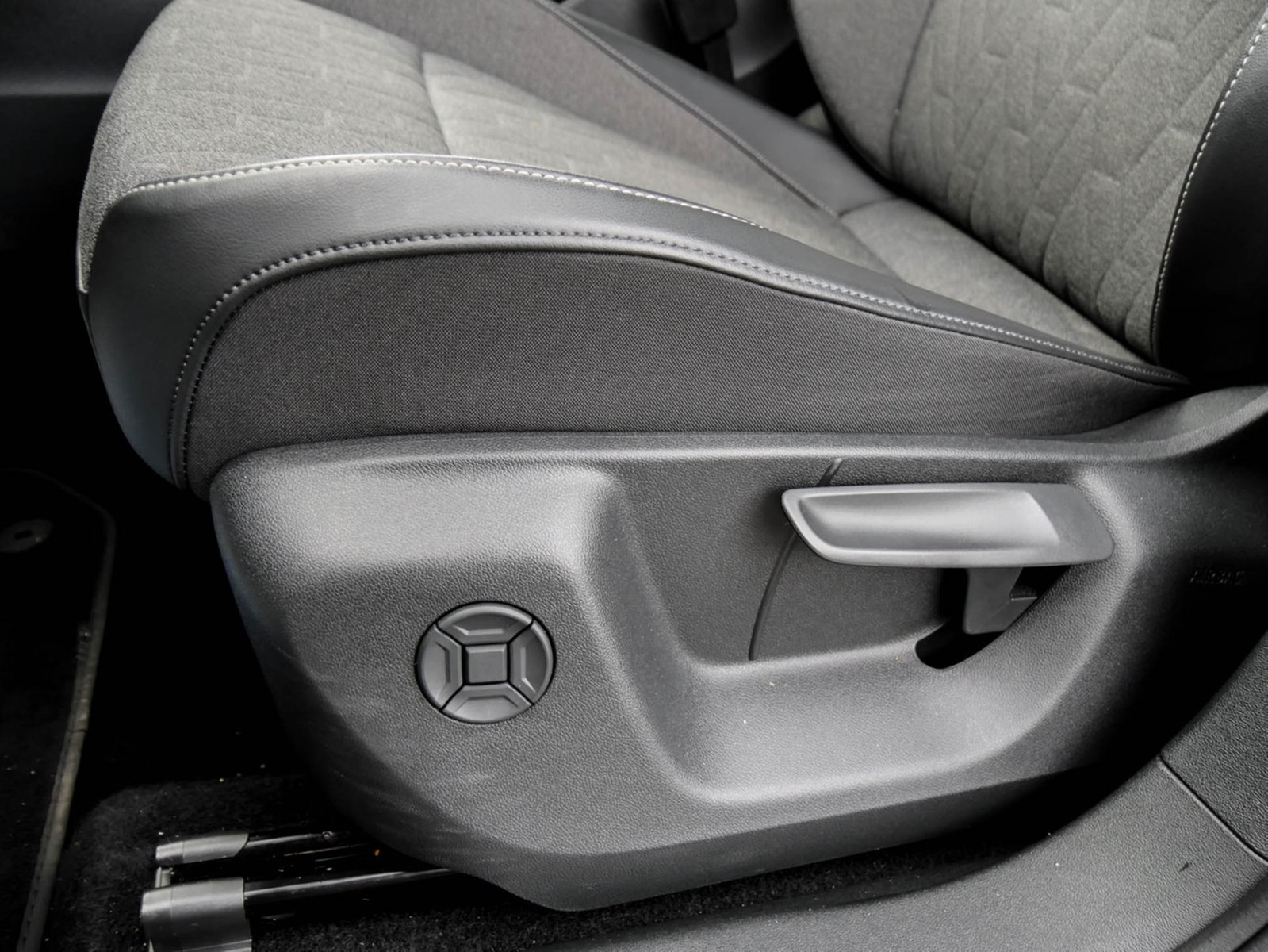 Volkswagen Tayron 2.0 LIFE 4X4 7SITZE AHK 360°CAM ACC LM18