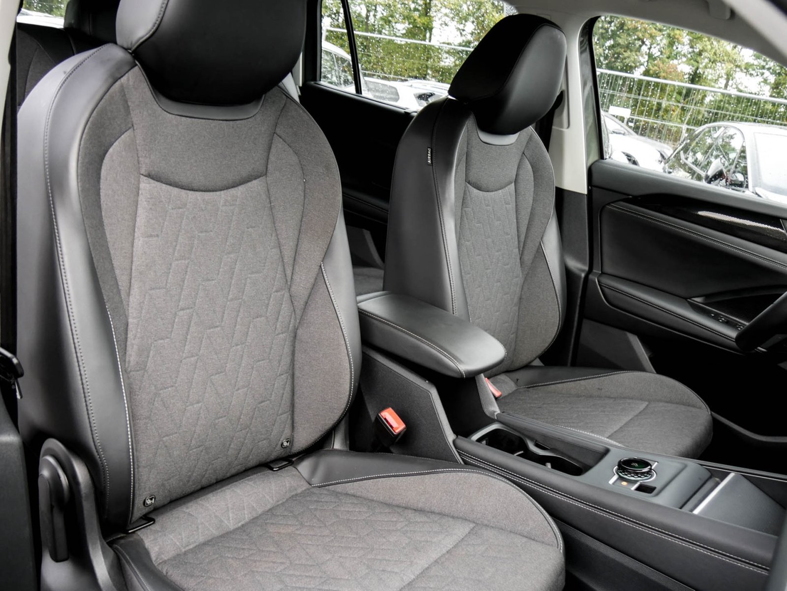 Volkswagen Tayron 2.0 LIFE 4X4 7SITZE AHK 360°CAM ACC LM18