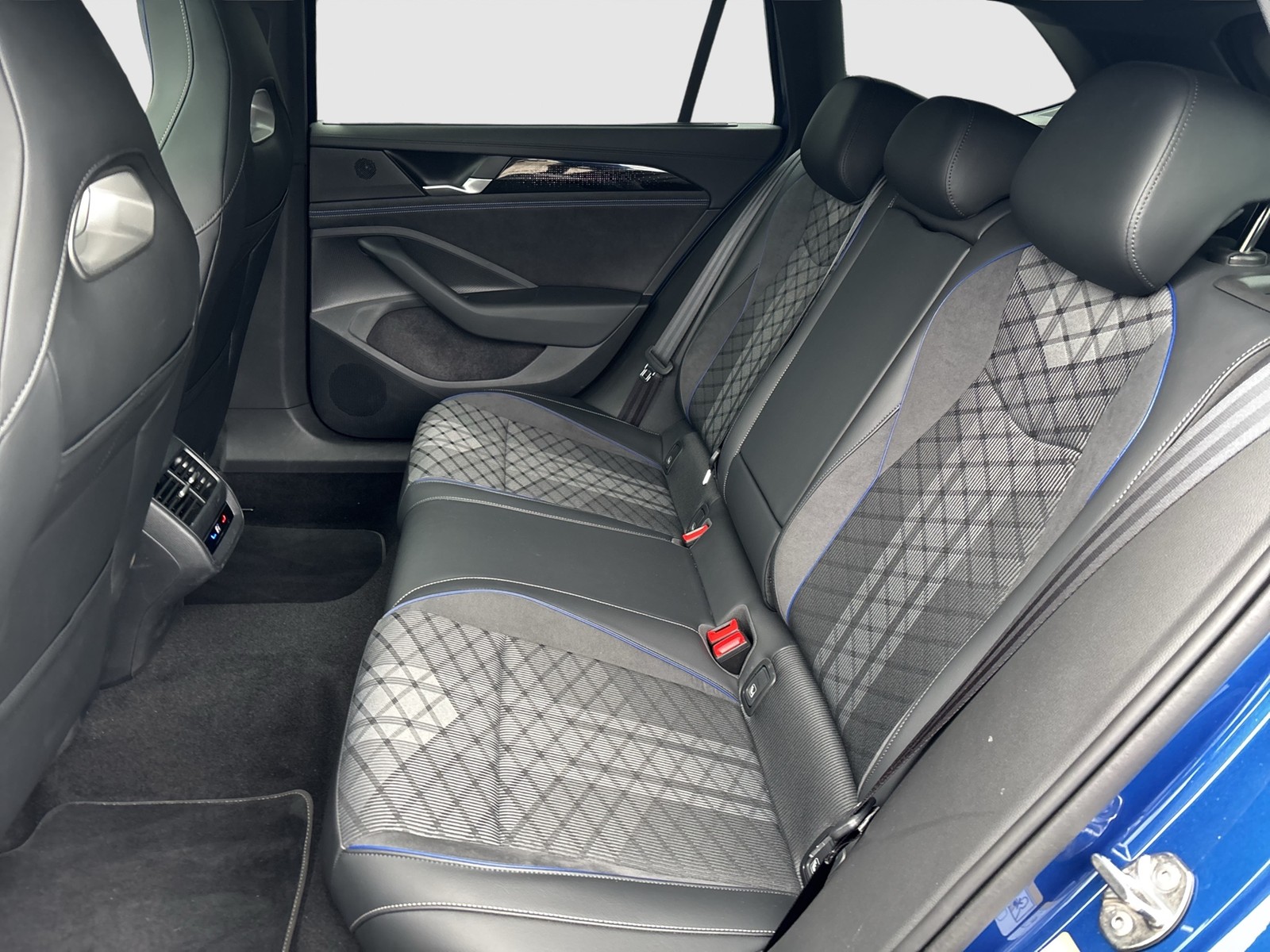 Volkswagen Passat Variant 2.0 R-LINE 4X4 NEUES MODELL PANO