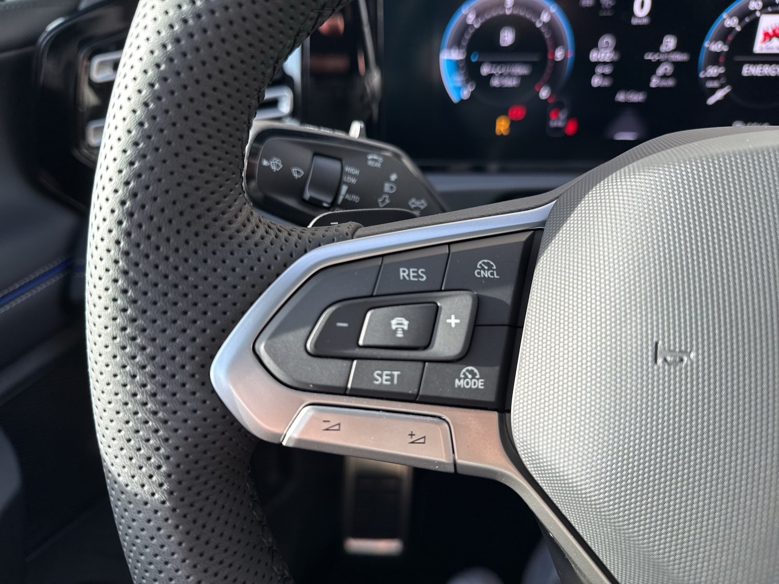 Volkswagen Tiguan 2.0 R-LINE DSG BLACKSTYLE PANO AHK LM20