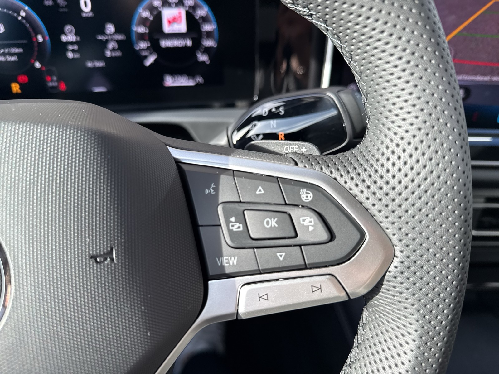 Volkswagen Tiguan 2.0 R-LINE DSG BLACKSTYLE PANO AHK LM20