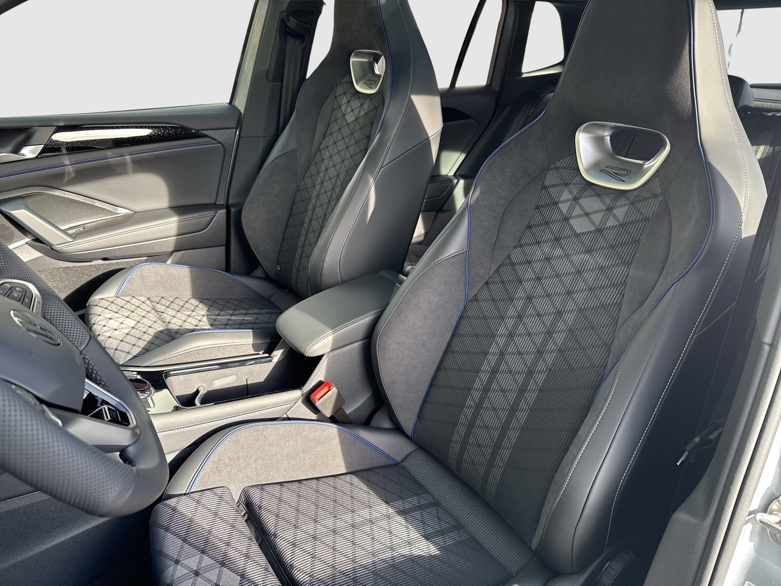 Volkswagen Tiguan 2.0 R-LINE DSG BLACKSTYLE PANO AHK LM20