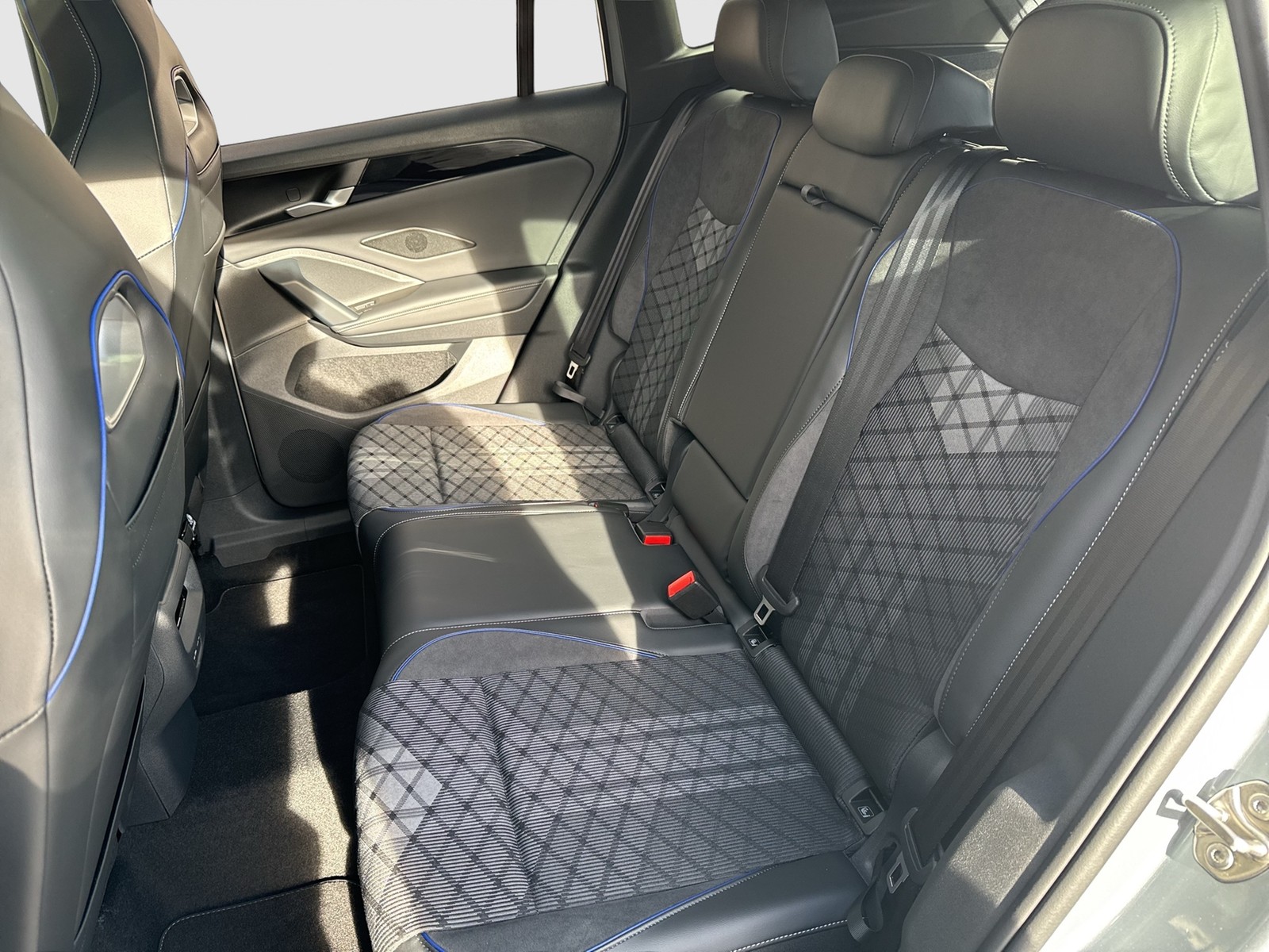 Volkswagen Tiguan 2.0 R-LINE DSG BLACKSTYLE PANO AHK LM20