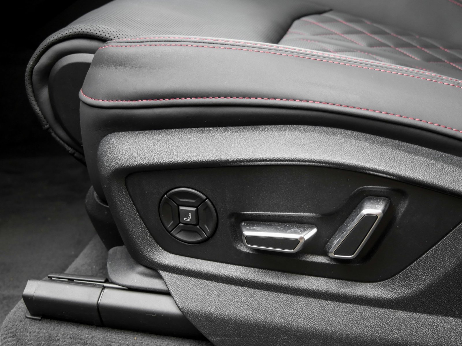 Audi SQ7 TFSI quattro tiptronic AHK PANO B&O LM22