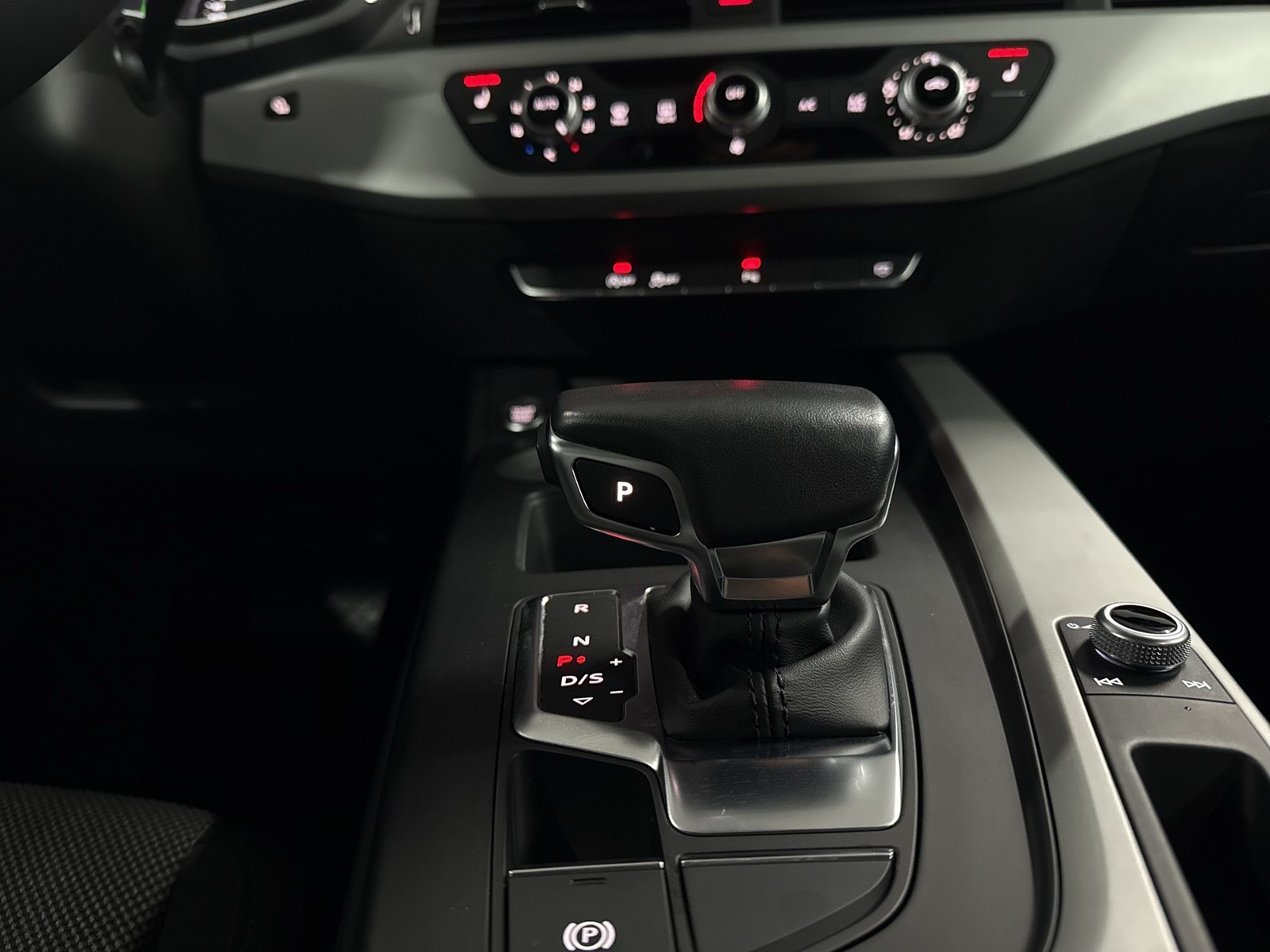 Audi A4 Avant 35 AHK NAVI+ LM17 SITZHEIZUNG LED DAB