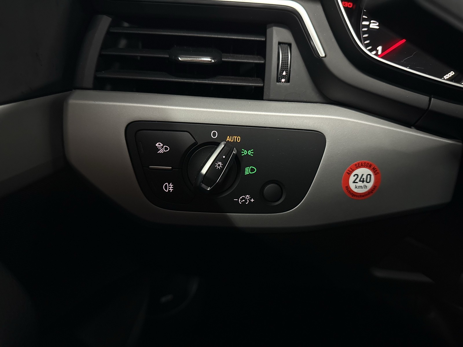 Audi A4 Avant 35 AHK NAVI+ LM17 SITZHEIZUNG LED DAB