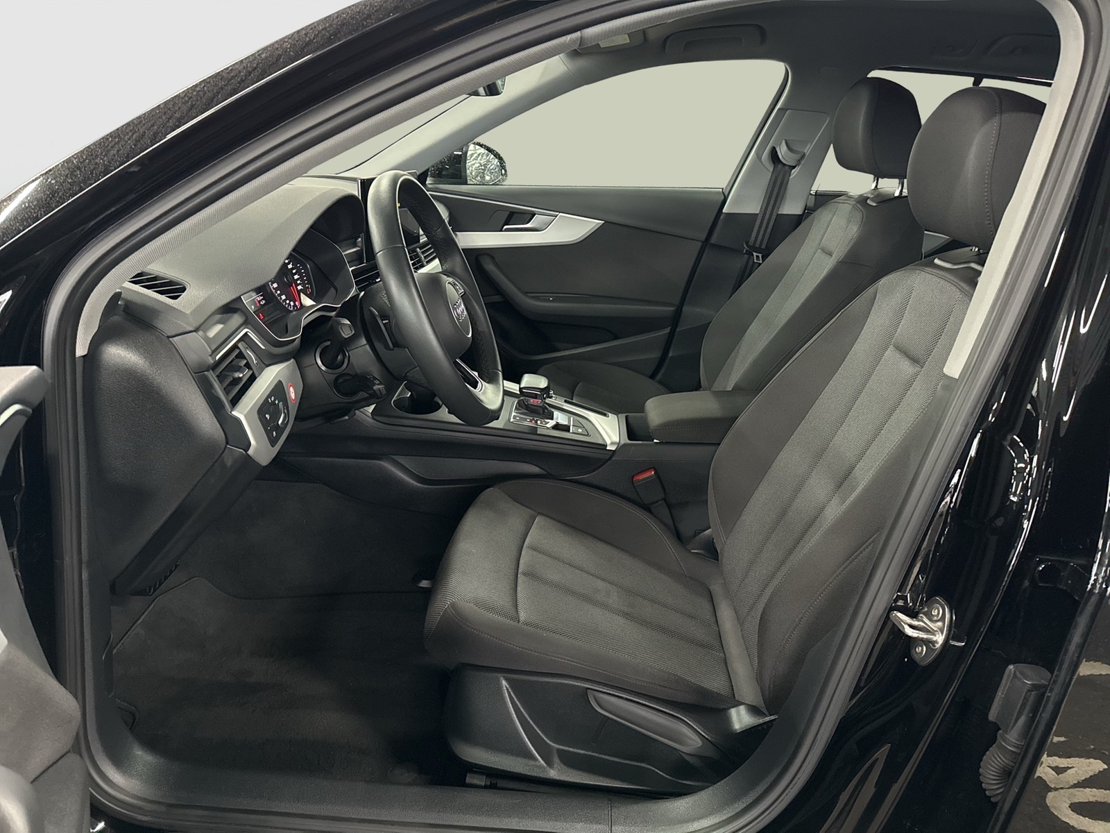 Audi A4 Avant 35 AHK NAVI+ LM17 SITZHEIZUNG LED DAB