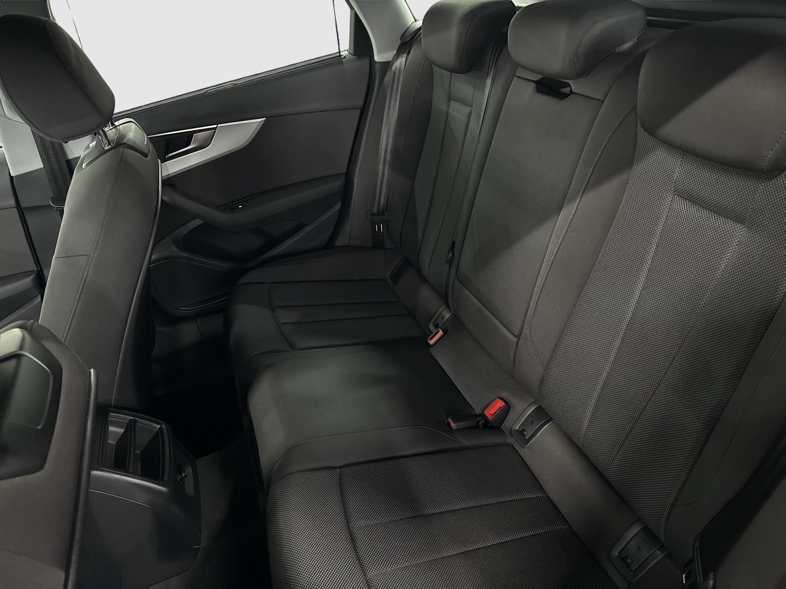 Audi A4 Avant 35 AHK NAVI+ LM17 SITZHEIZUNG LED DAB