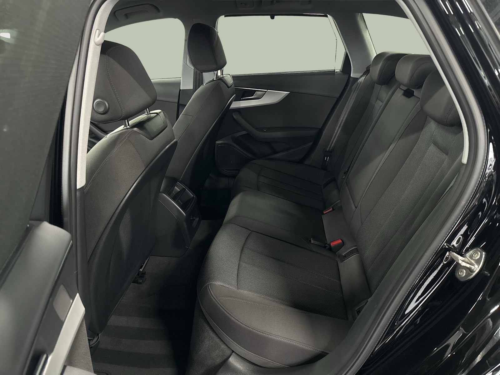 Audi A4 Avant 35 AHK NAVI+ LM17 SITZHEIZUNG LED DAB