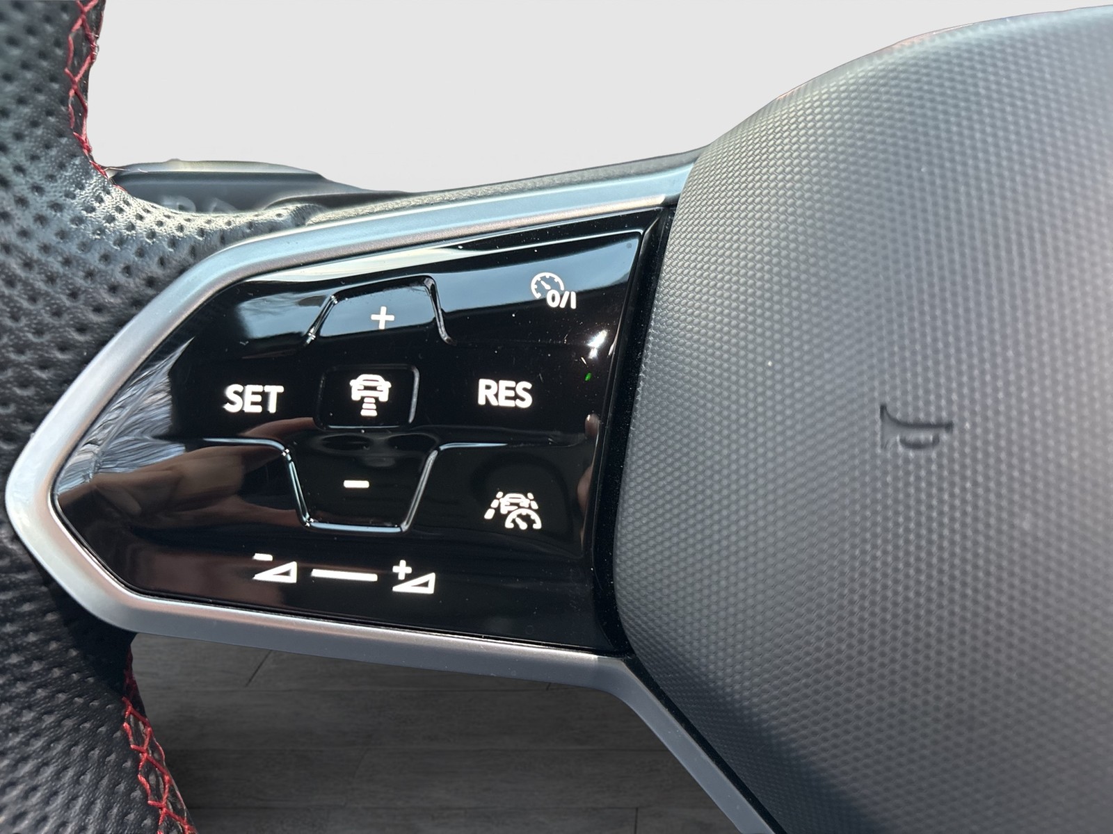 Volkswagen Golf VIII 2.0 GTI CLUBSPORT AKRAPOVIC CAM LM19