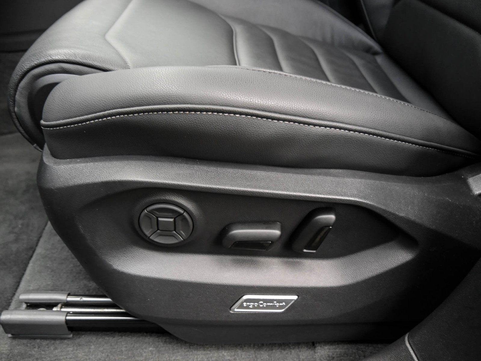 Volkswagen Touareg V6 NEUES MODELL AHK CAM ACC LM19 NAVI