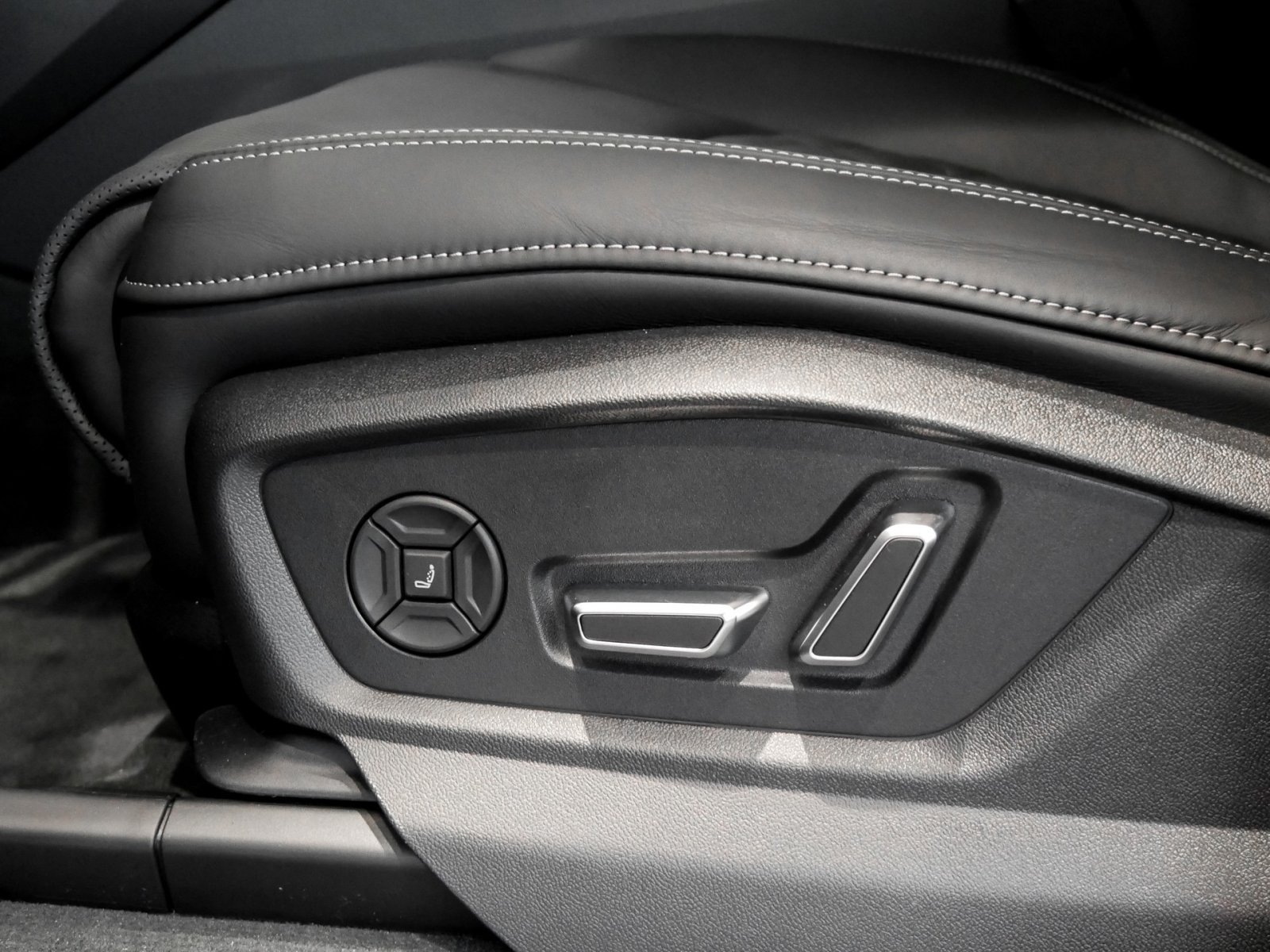 Audi Q8 TFSI e quattro tiptronic S Line Softclose+B&O+PAno+AHK+Sonnenschutzverglasung+Allradlenkung