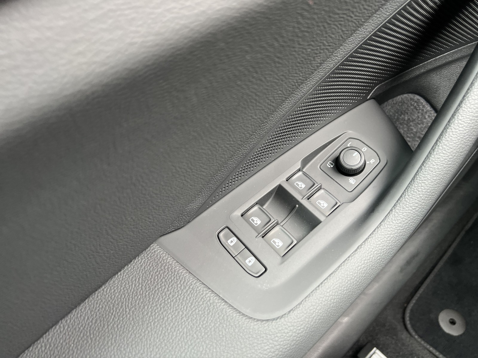 Skoda Superb Combi 1.5 iV SPORTLINE LEDER AHK LM19