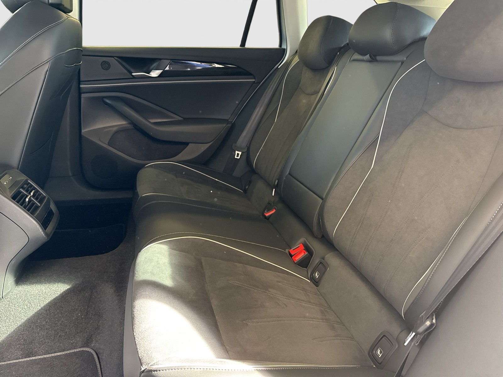 Volkswagen Passat Variant 1.5 HYBRID BUSINESS AHK CAM ACC