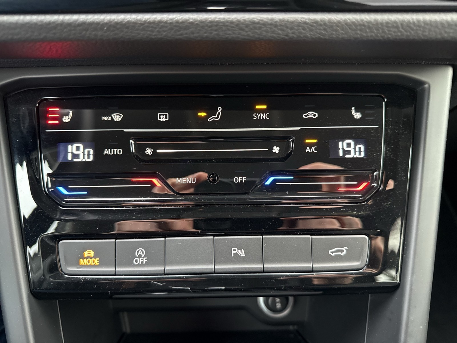 Volkswagen Touran 1.5 R-LINE EXT. CAM ACC LM17 NAVI SITZHZ.