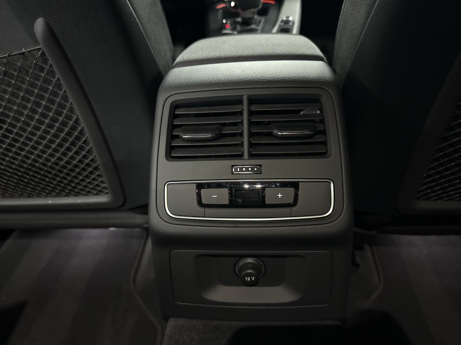 Audi A4 Avant 40 quattro S LINE BLACKPAK AHK CAM LM19