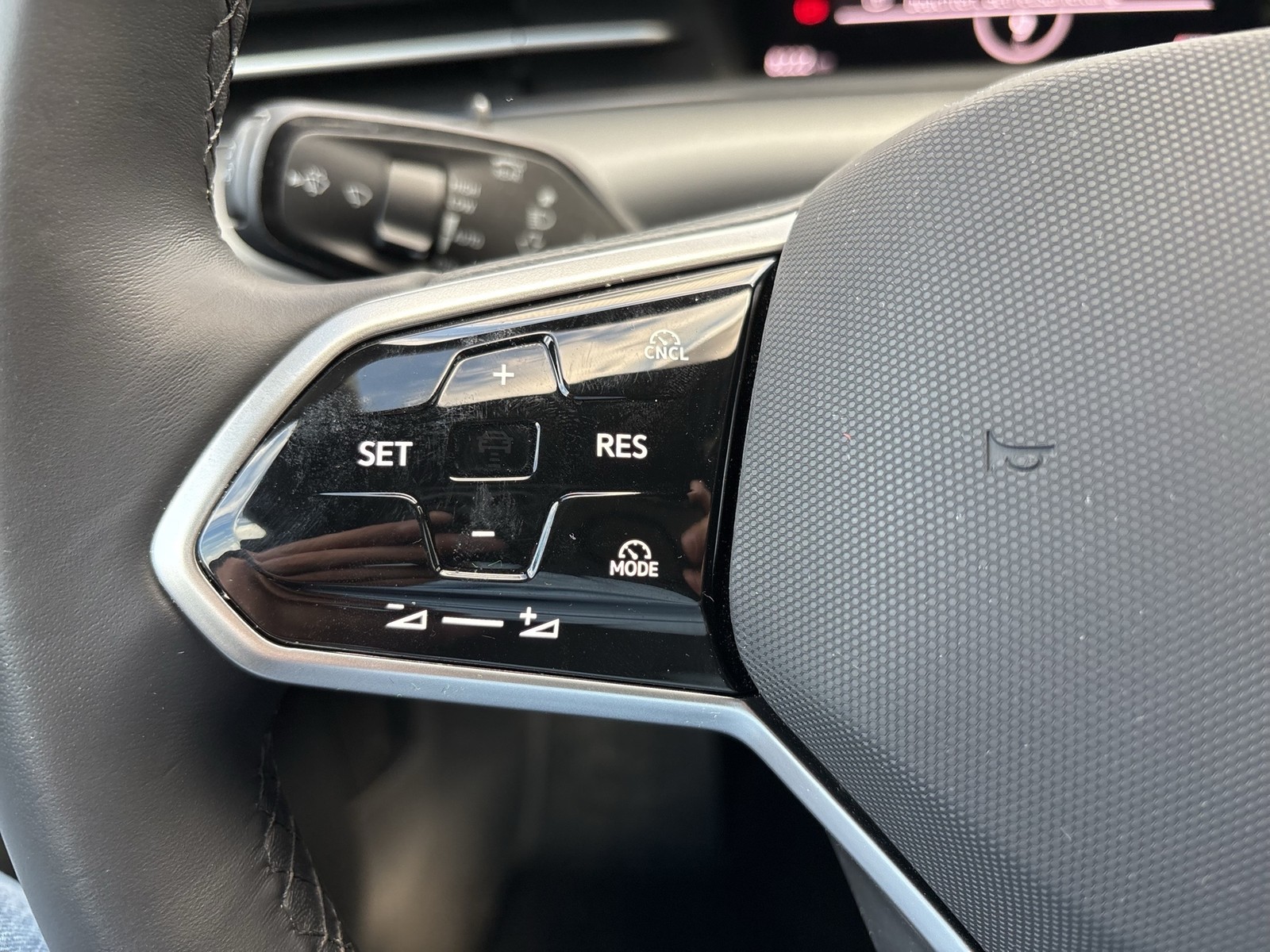 Volkswagen ID.7 Tourer PRO WÄRMEPUMPE AHK 360°CAM ACC LM19