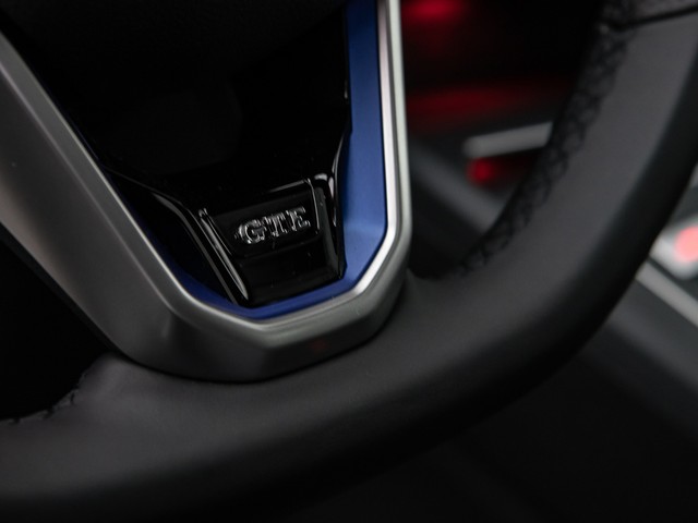 Volkswagen Golf VIII 1.4 HYBRID GTE PANO AHK CAM ACC LM18