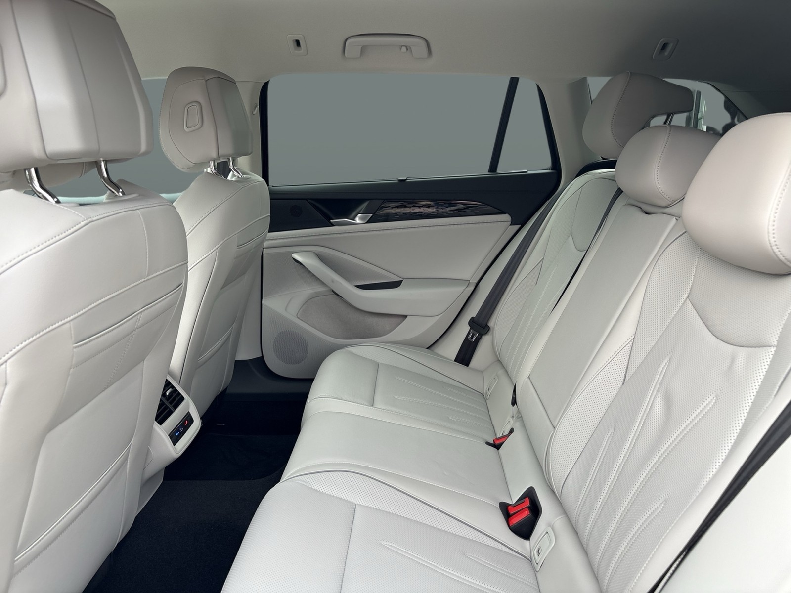 Volkswagen Passat Variant 1.5 HYBRID ELEGANCE LEDER AHK CAM