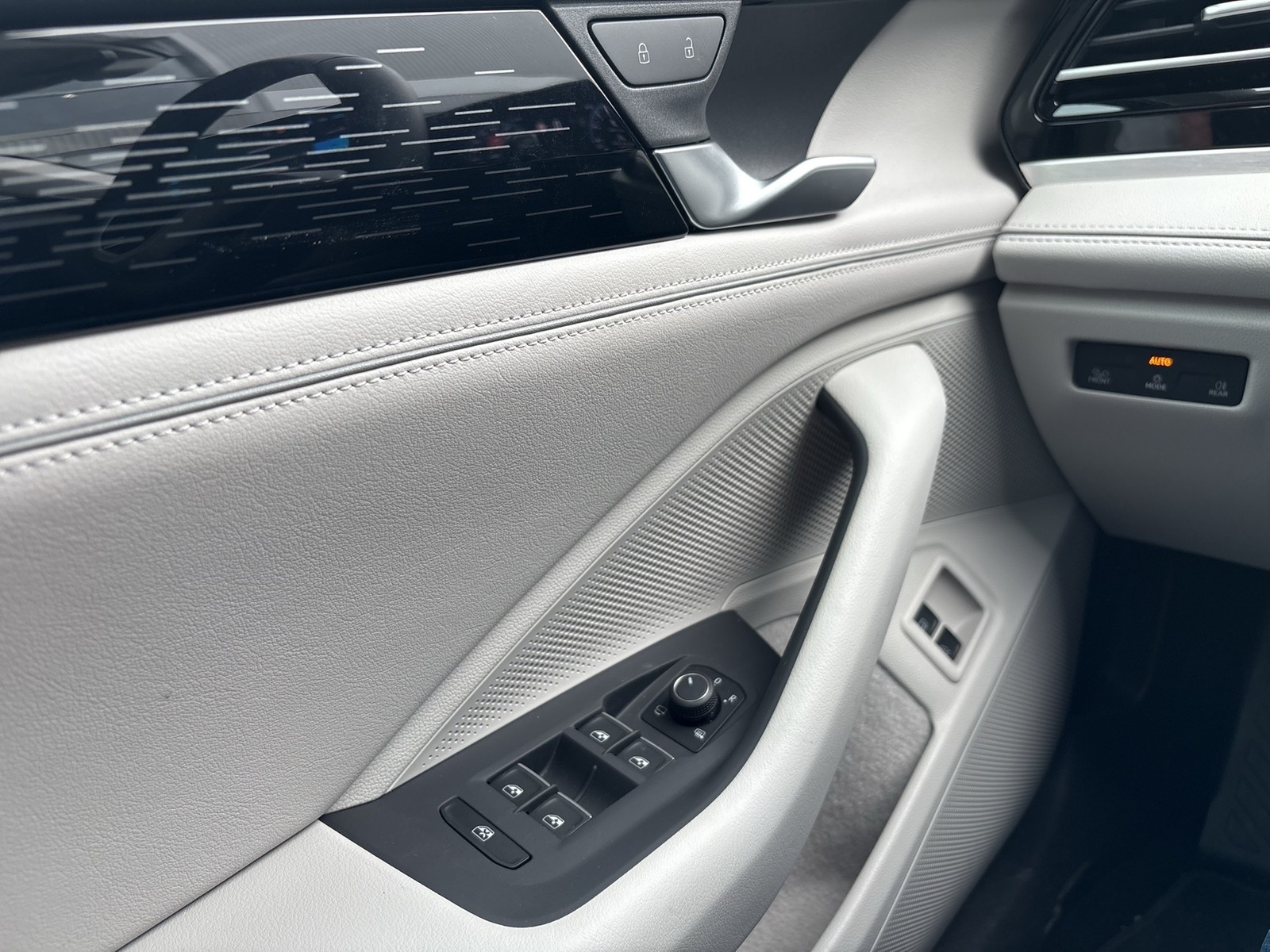 Volkswagen Passat Variant 1.5 HYBRID ELEGANCE LEDER AHK CAM